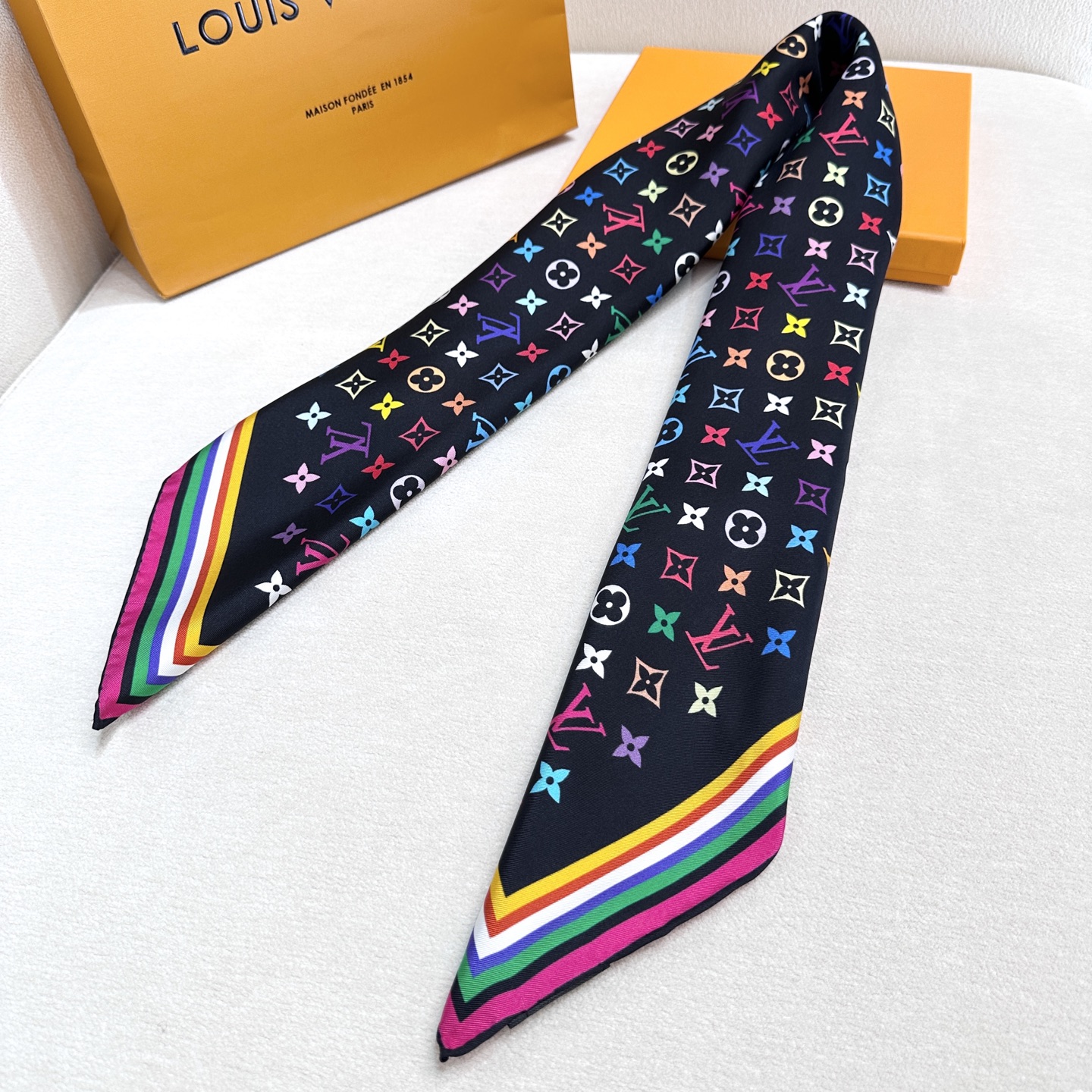 16姆米单面  18姆米双面      LV x TM 90 方巾
【18mm顶级真丝双面同色丝巾】
L