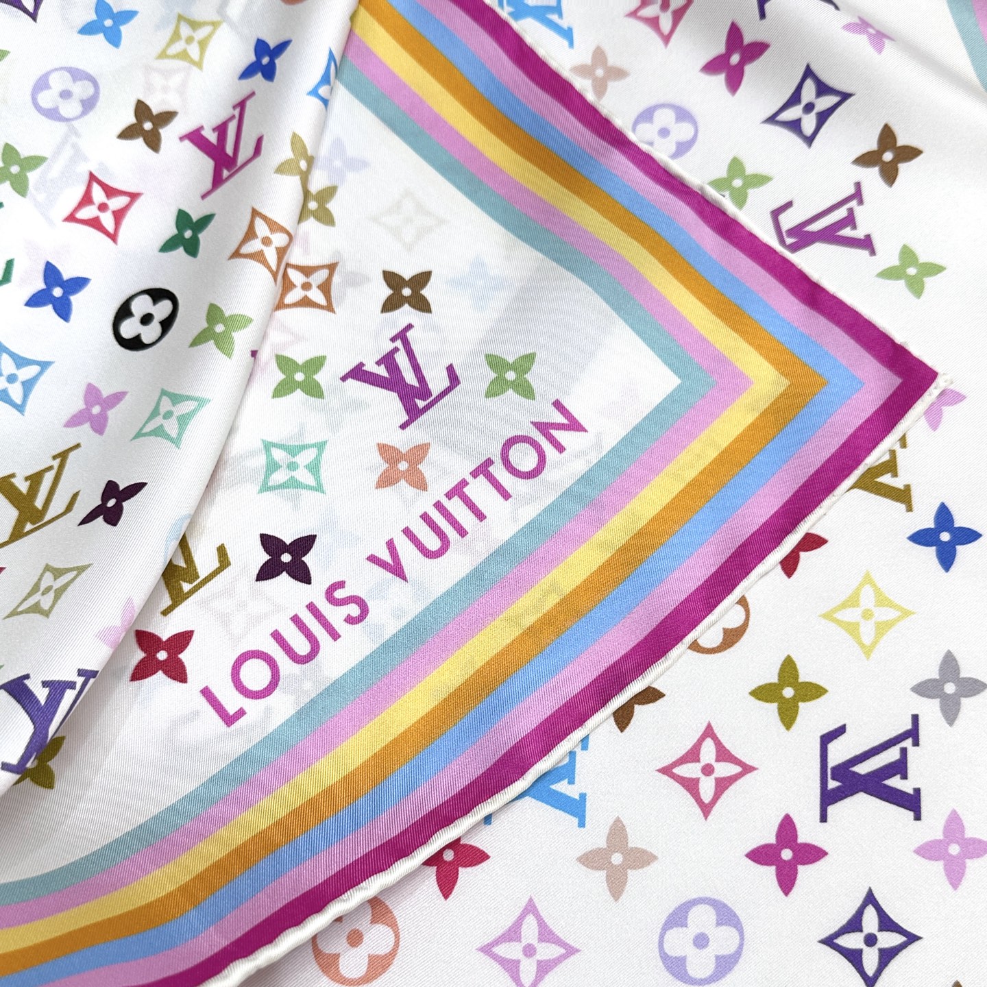 16姆米单面  18姆米双面      LV x TM 90 方巾
【18mm顶级真丝双面同色丝巾】
L