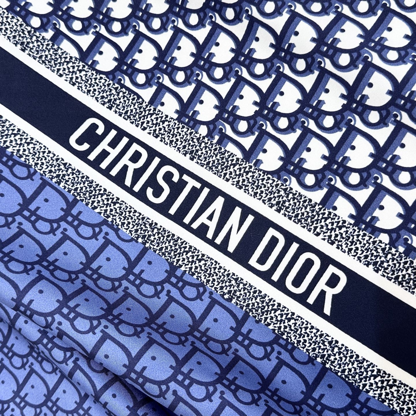   Dior 印花方巾 18mm顶级真丝双面同色印花
90 厘米海军蓝色桑蚕丝斜纹面料 Oblique 