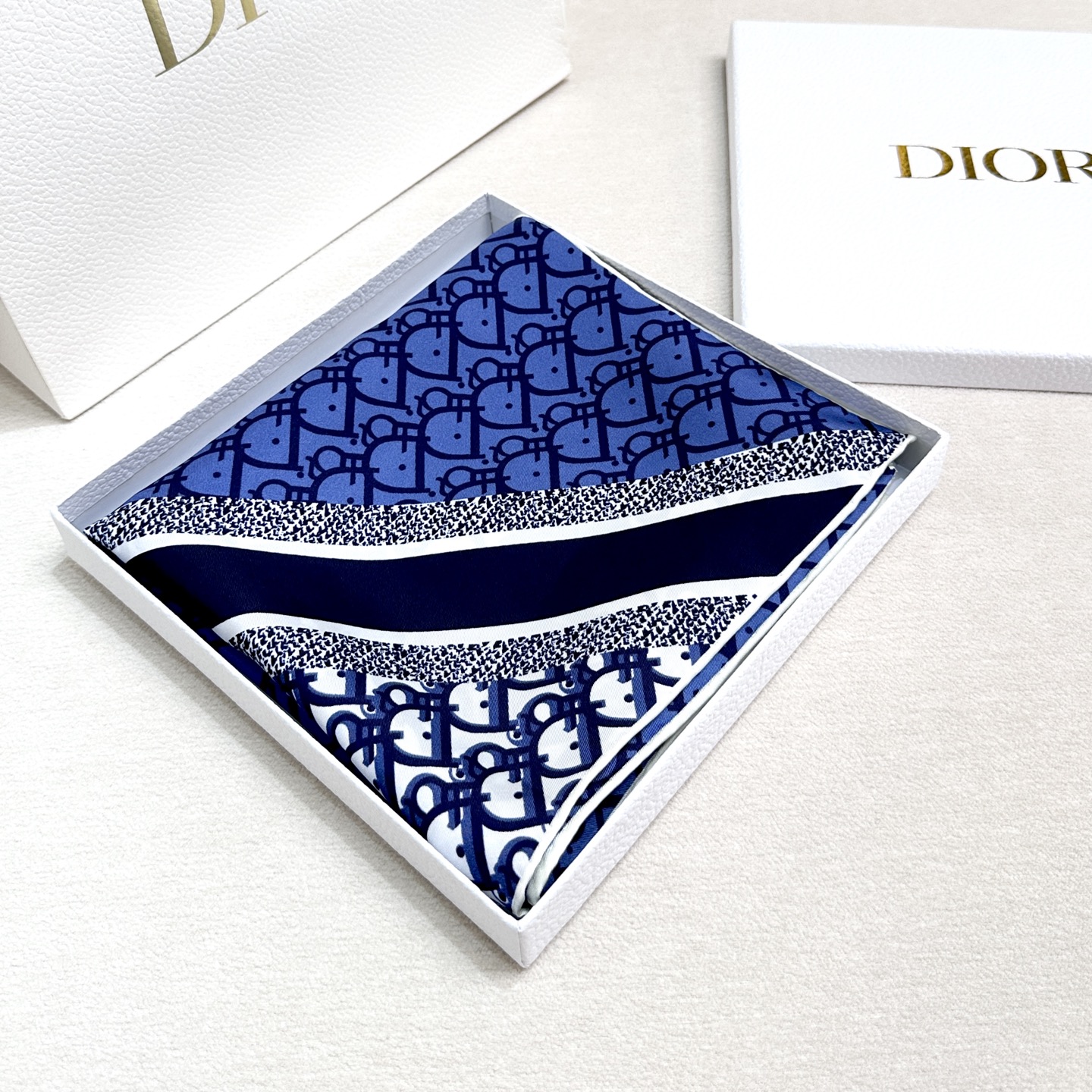   Dior 印花方巾 18mm顶级真丝双面同色印花
90 厘米海军蓝色桑蚕丝斜纹面料 Oblique 