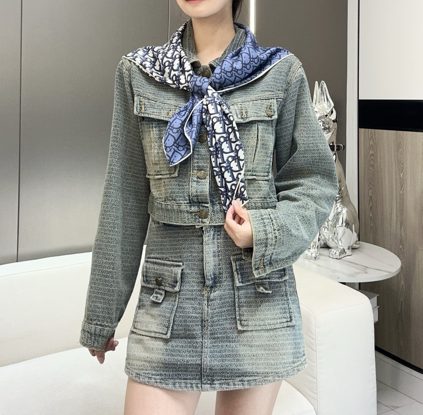   Dior 印花方巾 18mm顶级真丝双面同色印花
90 厘米海军蓝色桑蚕丝斜纹面料 Oblique 