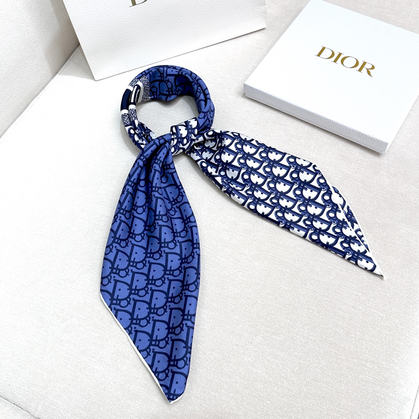   Dior 印花方巾 18mm顶级真丝双面同色印花
90 厘米海军蓝色桑蚕丝斜纹面料 Oblique 