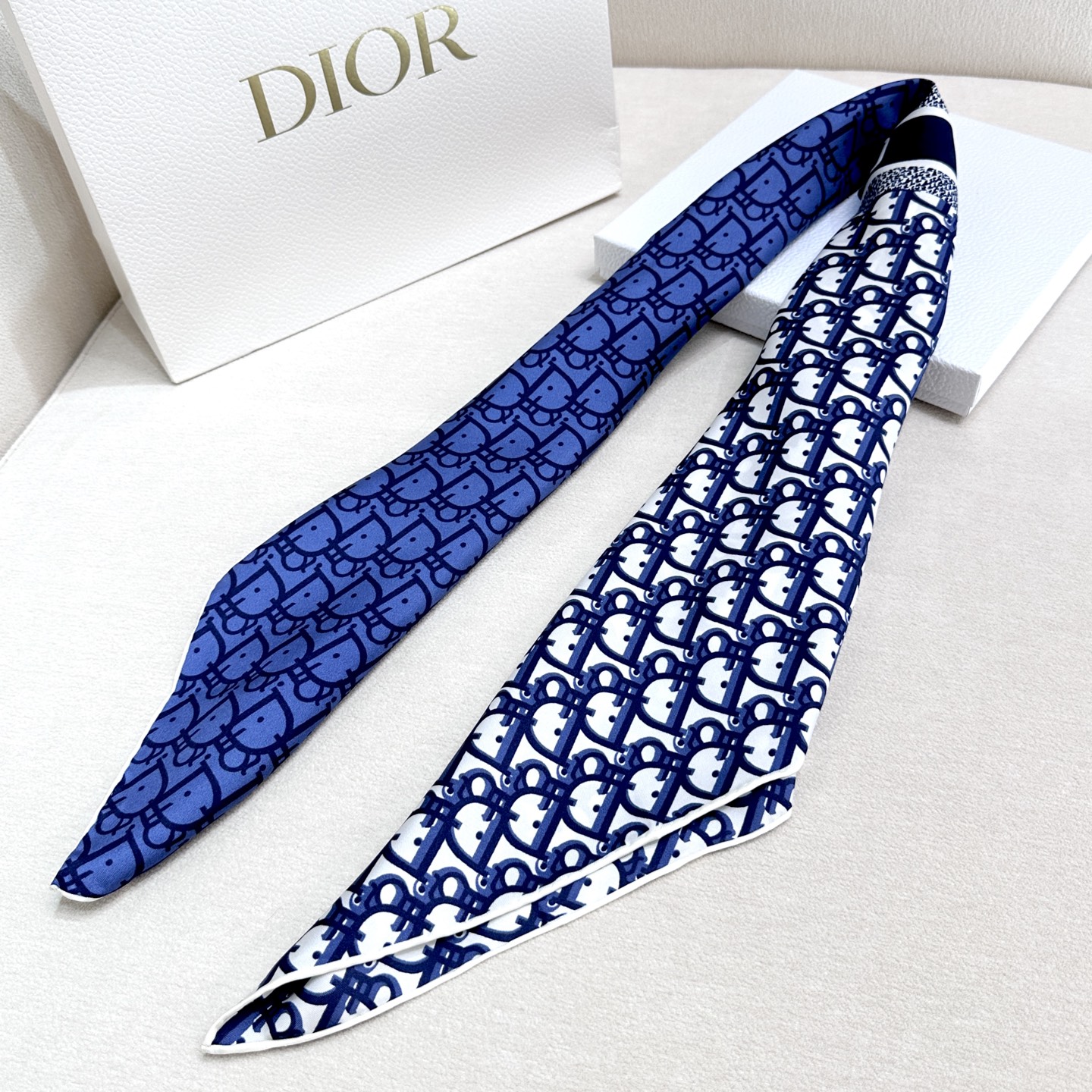   Dior 印花方巾 18mm顶级真丝双面同色印花
90 厘米海军蓝色桑蚕丝斜纹面料 Oblique 