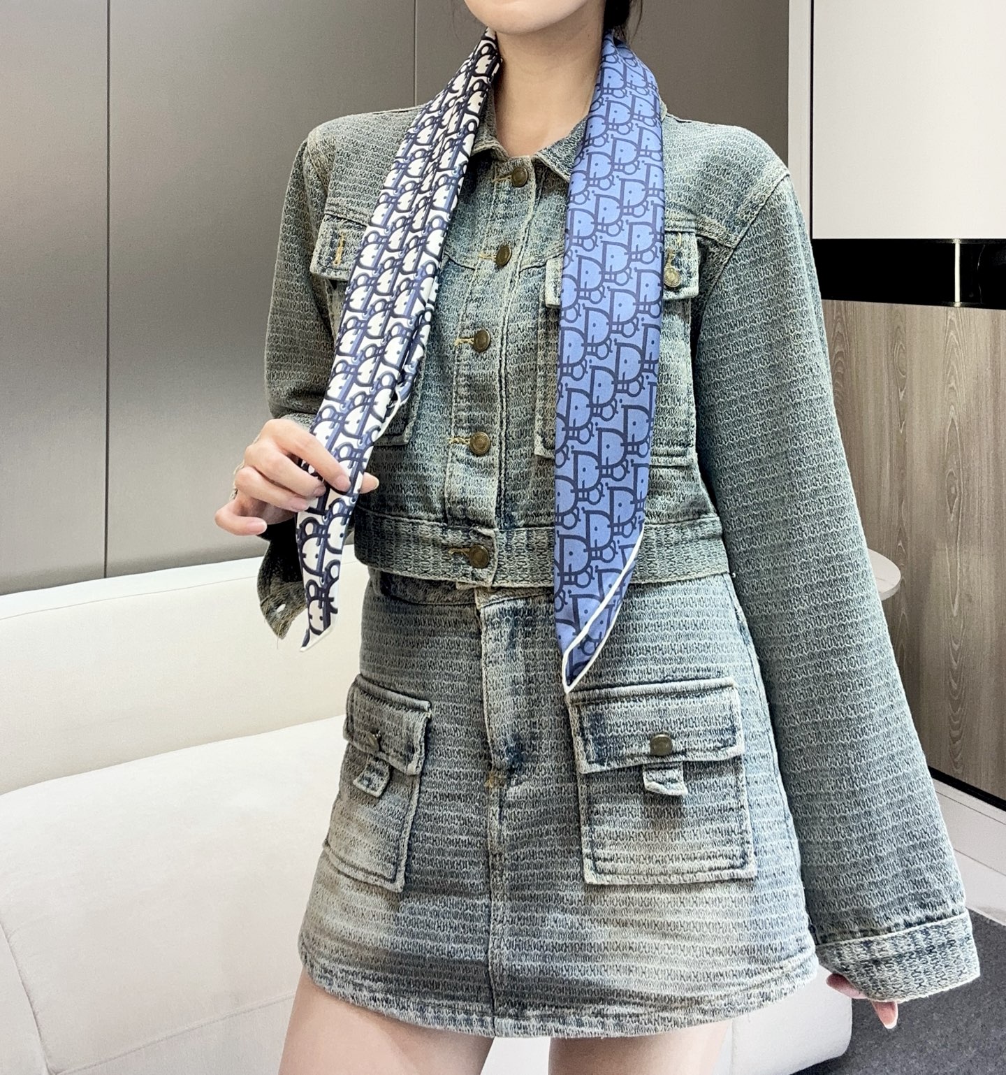   Dior 印花方巾 18mm顶级真丝双面同色印花
90 厘米海军蓝色桑蚕丝斜纹面料 Oblique 