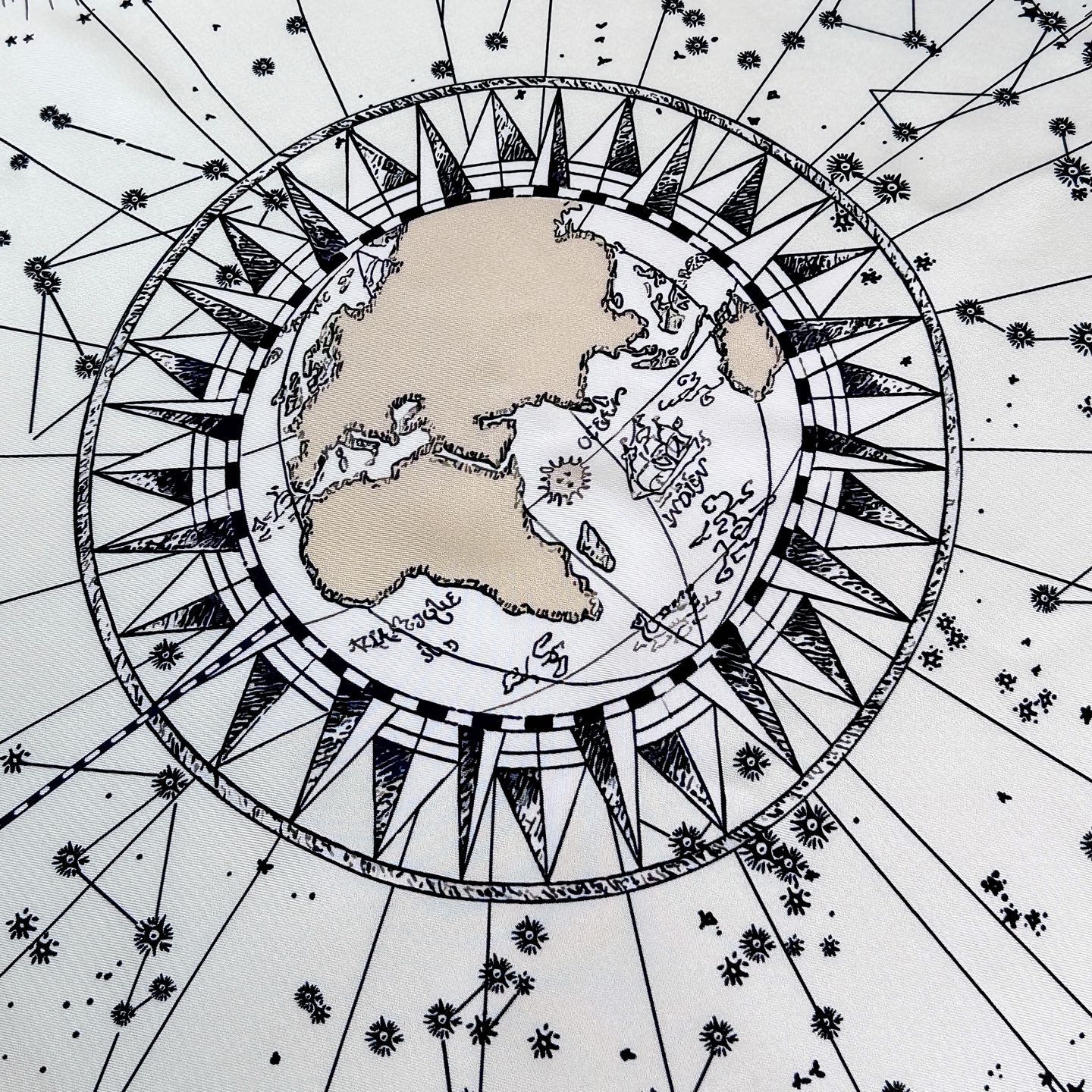  这款Dior 星座系列～90真丝印花方巾
是发布秀的主打款式，以 Zodiac 印花、展示对星座的迷恋