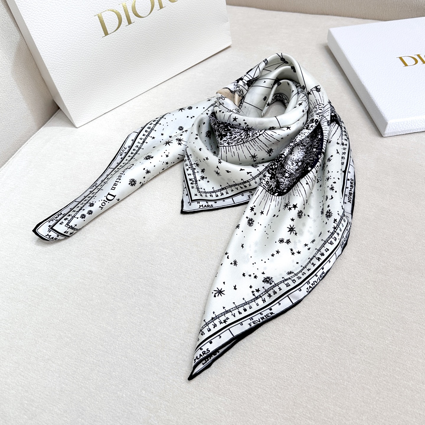  这款Dior 星座系列～90真丝印花方巾
是发布秀的主打款式，以 Zodiac 印花、展示对星座的迷恋