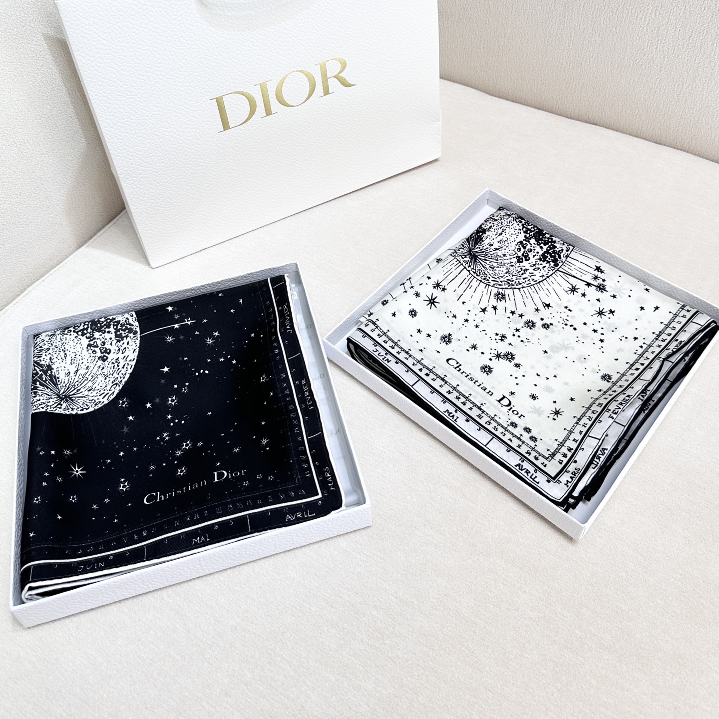  这款Dior 星座系列～90真丝印花方巾
是发布秀的主打款式，以 Zodiac 印花、展示对星座的迷恋