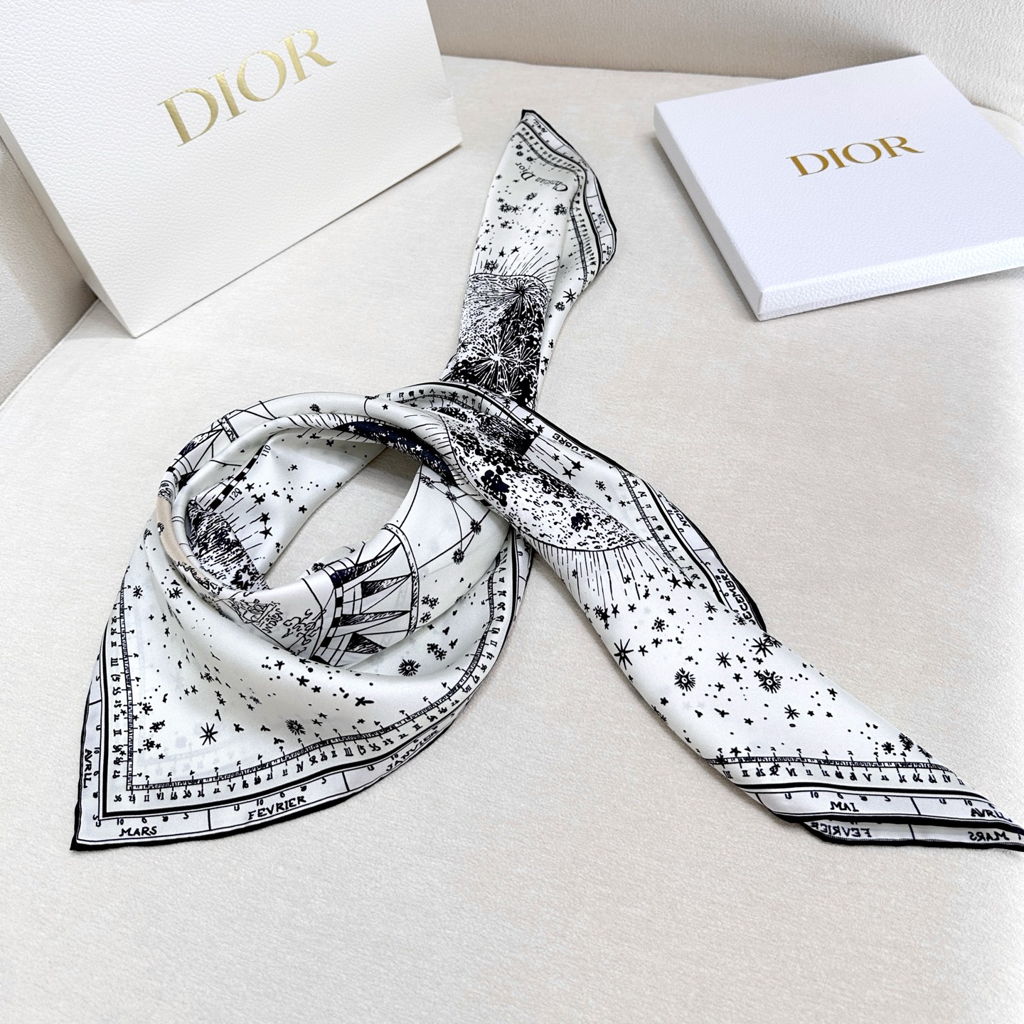  这款Dior 星座系列～90真丝印花方巾
是发布秀的主打款式，以 Zodiac 印花、展示对星座的迷恋