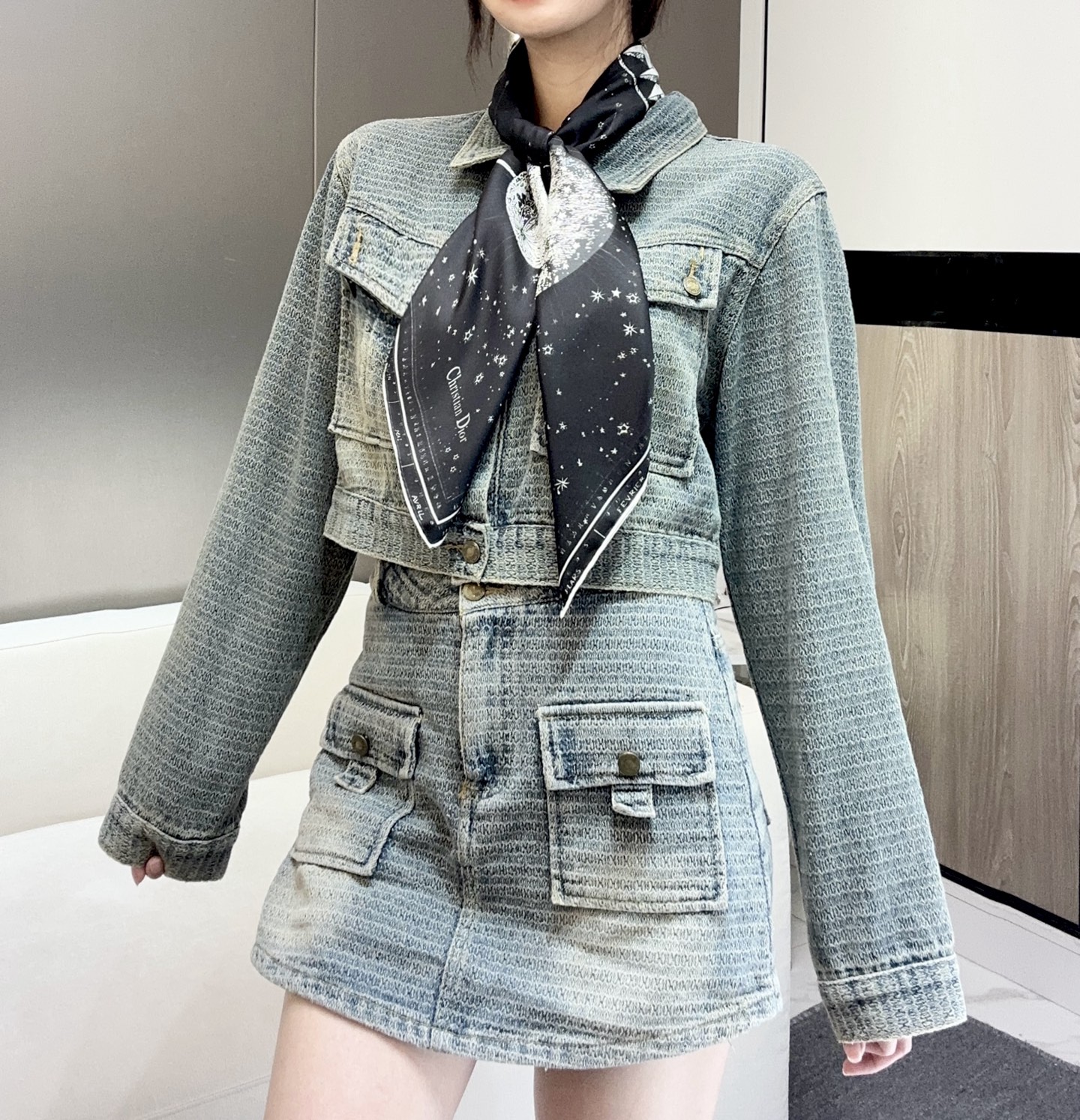 这款Dior 星座系列～90真丝印花方巾
是发布秀的主打款式，以 Zodiac 印花、展示对星座的迷恋