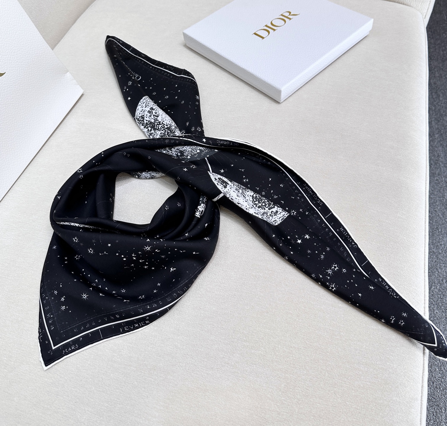  这款Dior 星座系列～90真丝印花方巾
是发布秀的主打款式，以 Zodiac 印花、展示对星座的迷恋