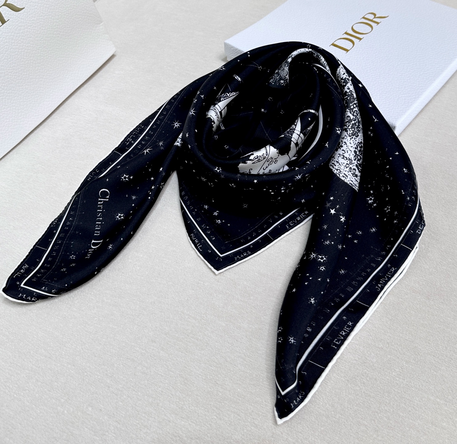  这款Dior 星座系列～90真丝印花方巾
是发布秀的主打款式，以 Zodiac 印花、展示对星座的迷恋