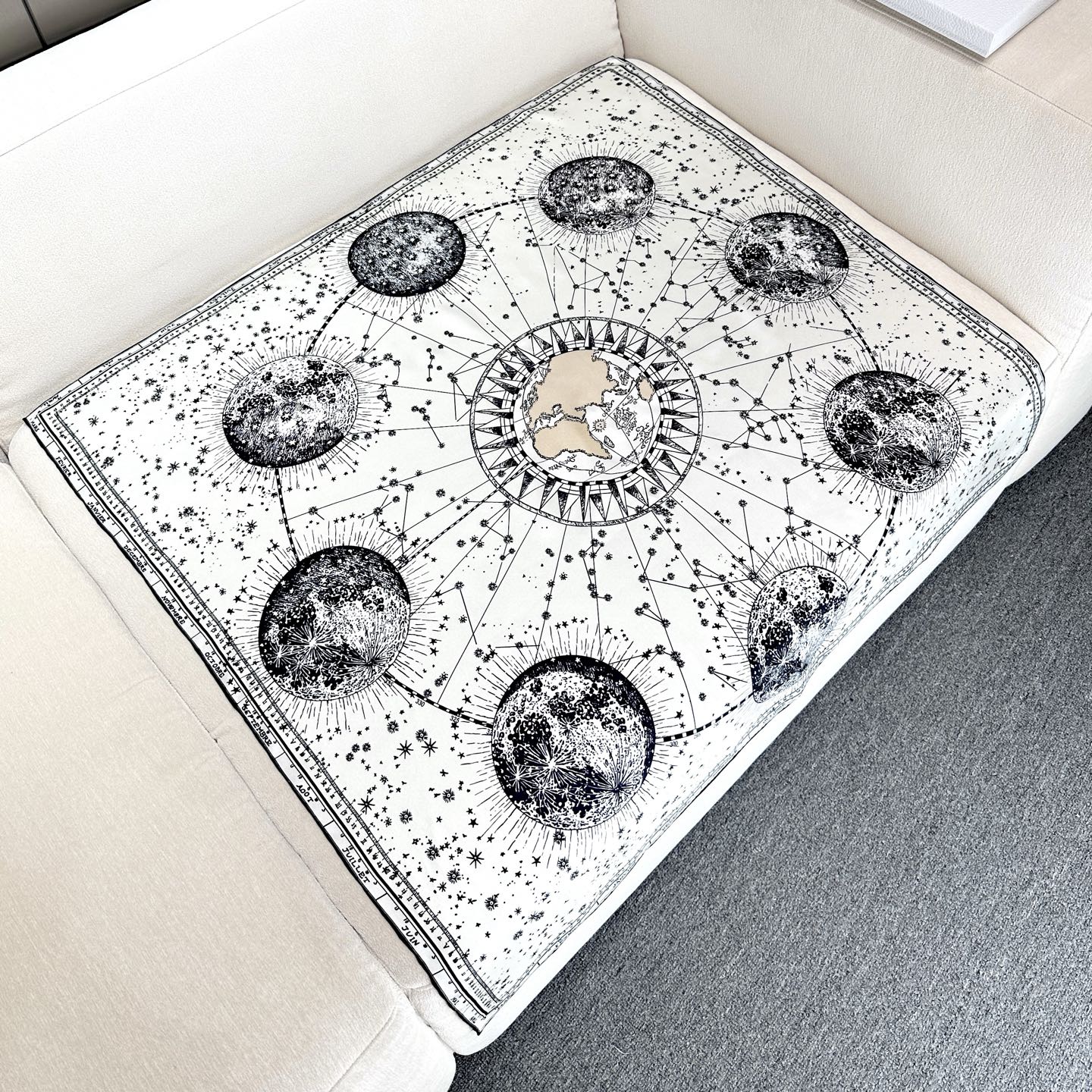  这款Dior 星座系列～90真丝印花方巾
是发布秀的主打款式，以 Zodiac 印花、展示对星座的迷恋