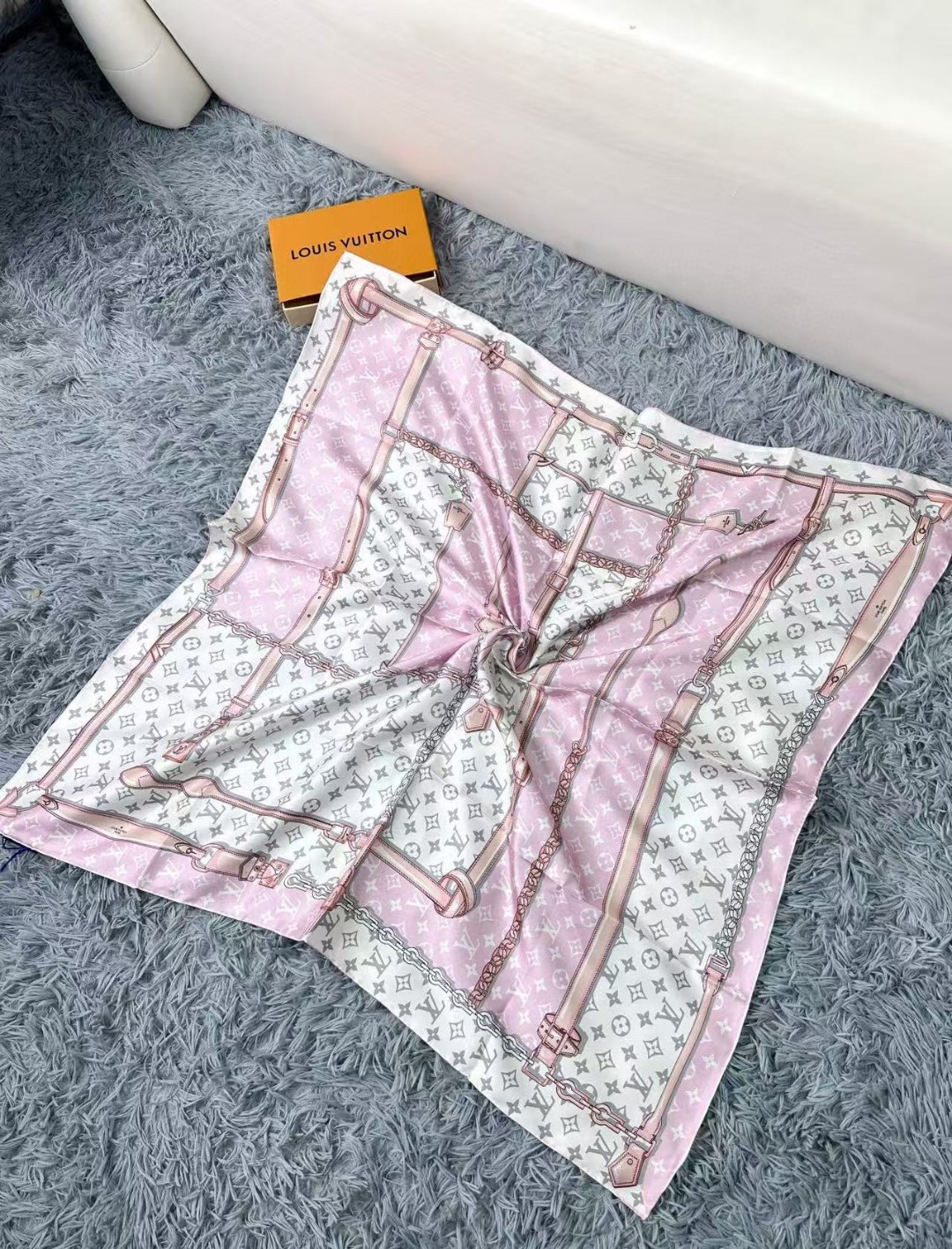 14姆米 18姆米二品质到货品名: 皮带方巾面料：真丝尺寸：90*90颜色：栗色 黑白 粉色