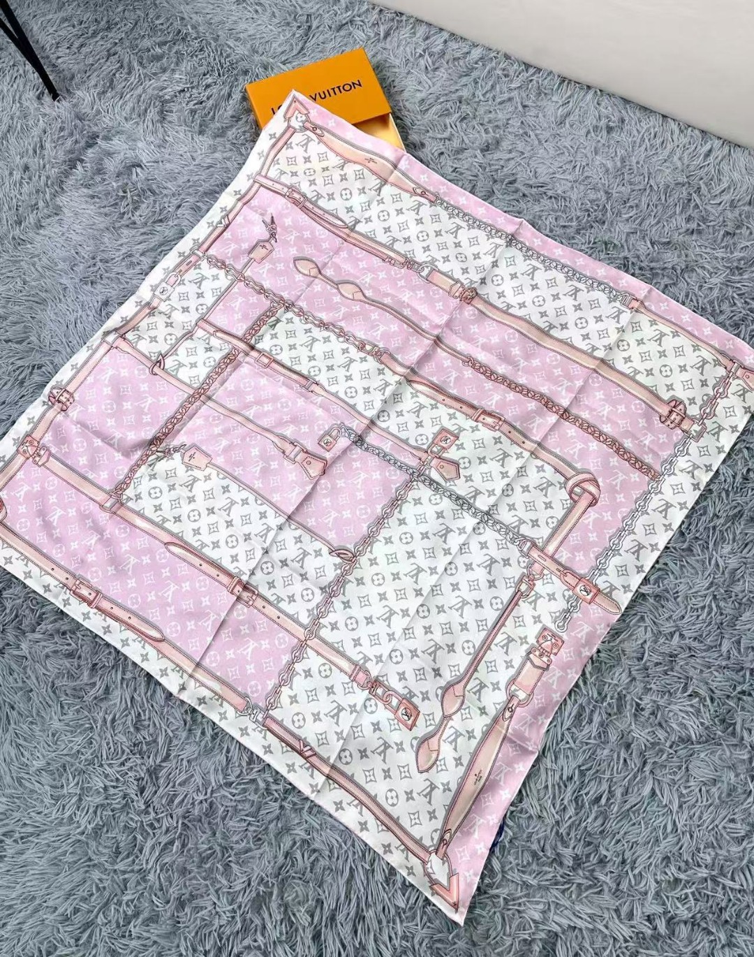 14姆米 18姆米二品质到货品名: 皮带方巾面料：真丝尺寸：90*90颜色：栗色 黑白 粉色