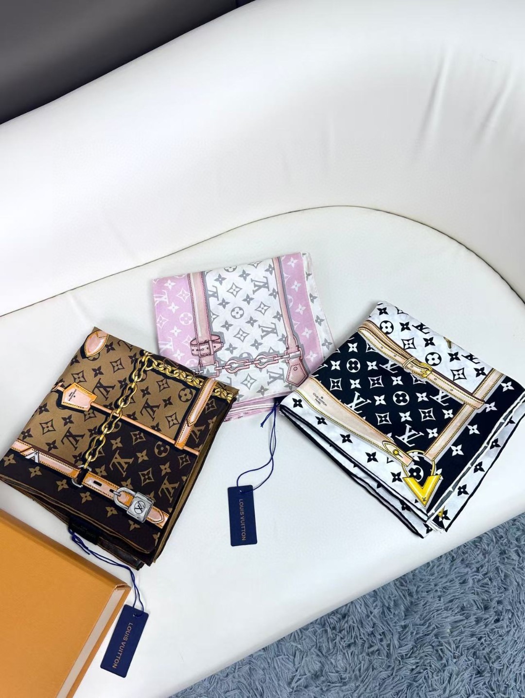 14姆米 18姆米二品质到货品名: 皮带方巾面料：真丝尺寸：90*90颜色：栗色 黑白 粉色