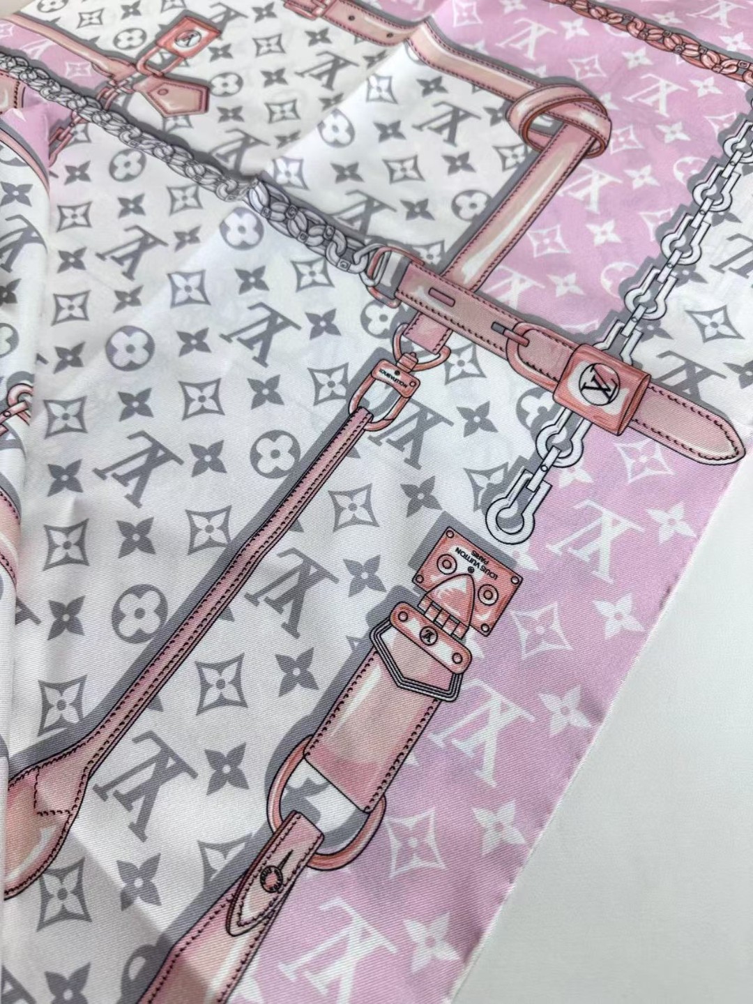 14姆米 18姆米二品质到货品名: 皮带方巾面料：真丝尺寸：90*90颜色：栗色 黑白 粉色