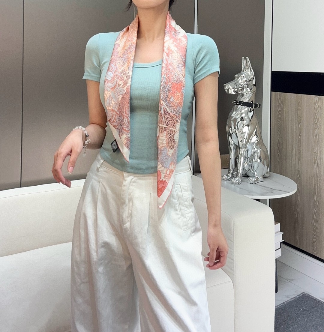 。重磅推荐的爱马仕丝巾《回归自然》90方巾
18mm顶级真丝 双面同色印花方巾
Retour a la 