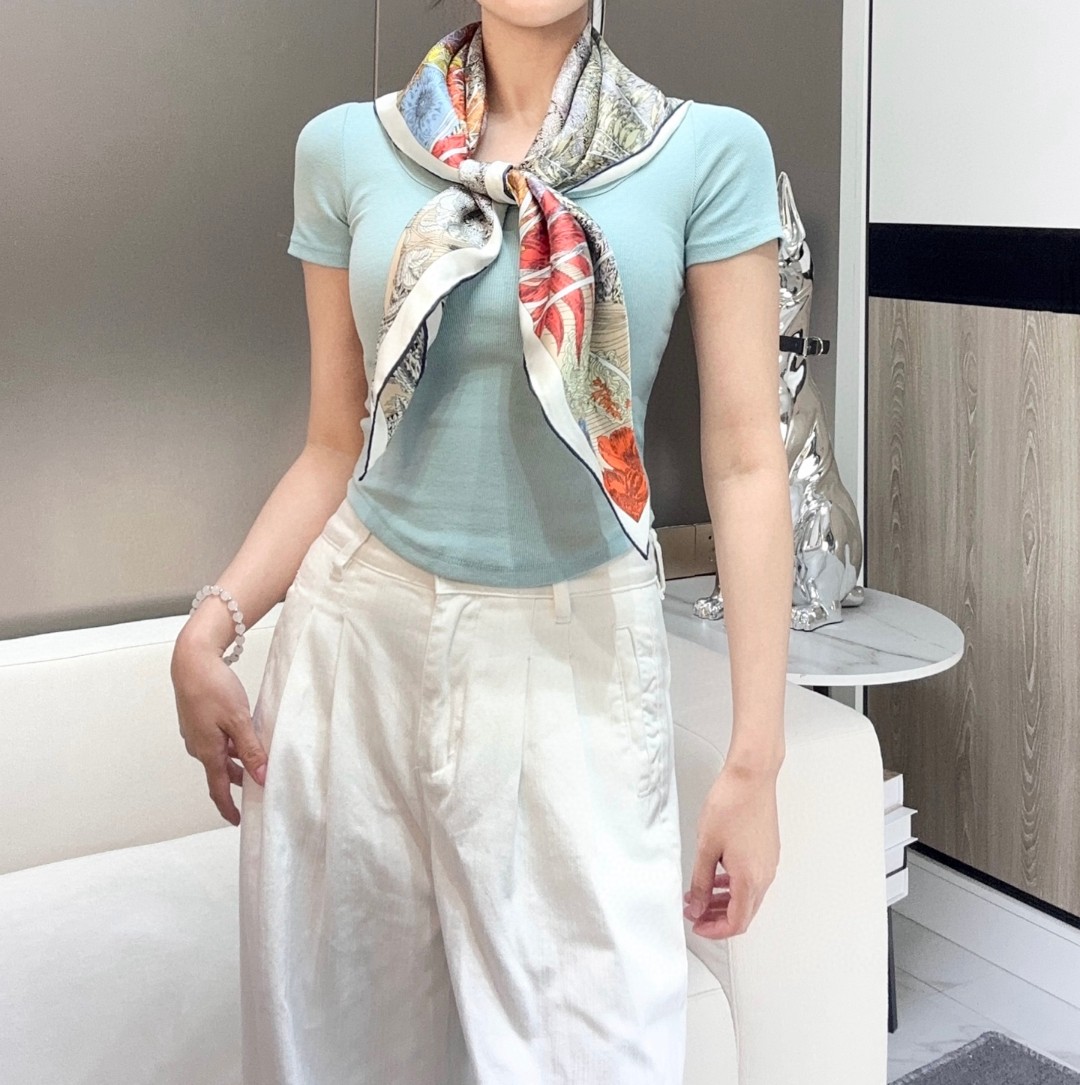 。重磅推荐的爱马仕丝巾《回归自然》90方巾
18mm顶级真丝 双面同色印花方巾
Retour a la 