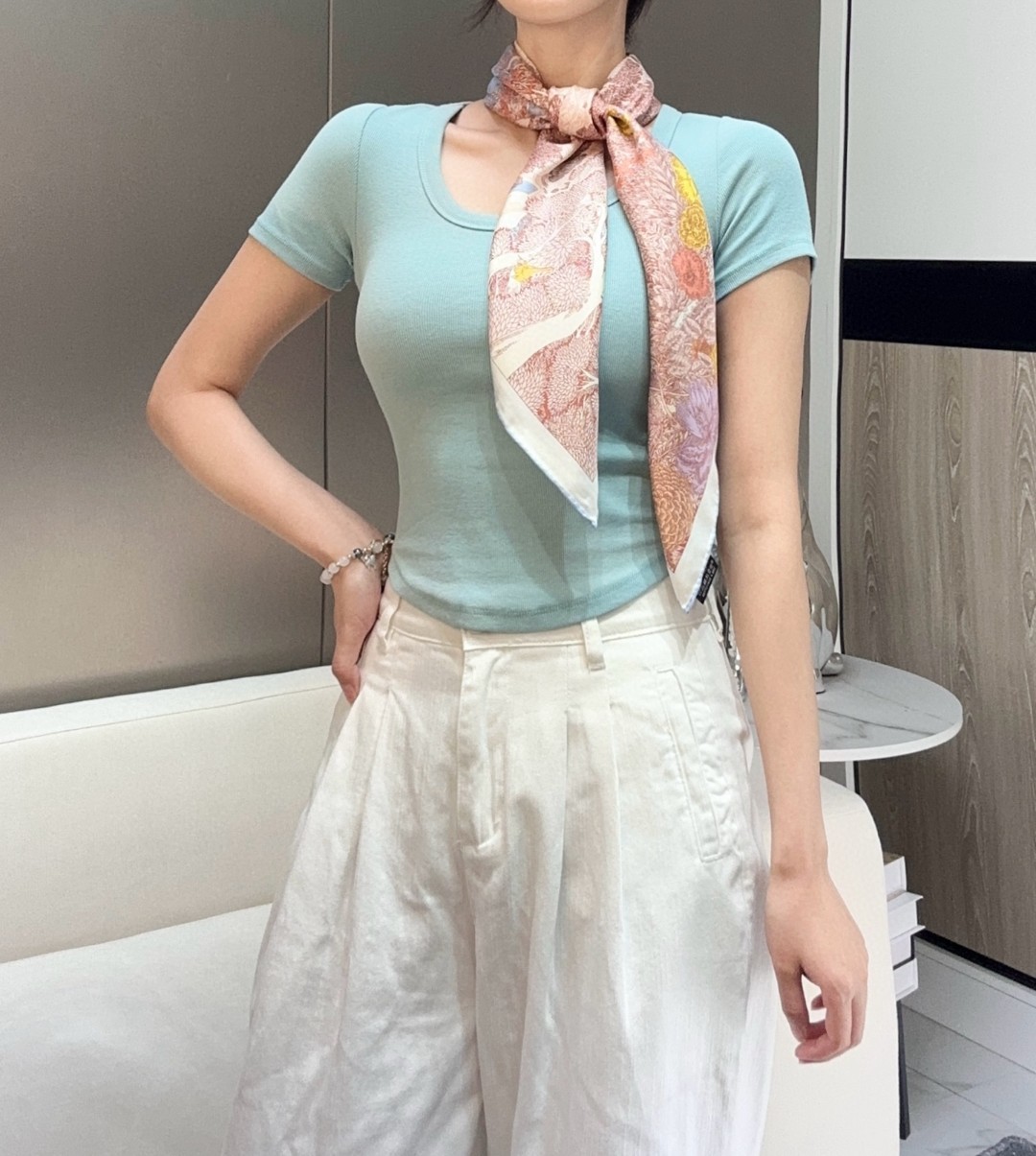 。重磅推荐的爱马仕丝巾《回归自然》90方巾
18mm顶级真丝 双面同色印花方巾
Retour a la
