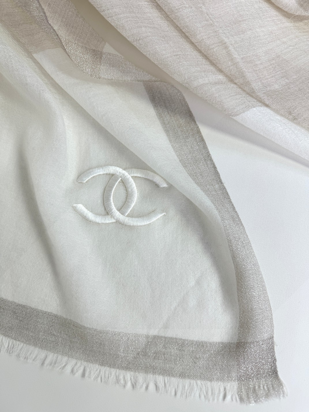   🎀香奈儿最新色系。
真的非常高端低调奢华，非常精致唯美的设计，如珍珠般典雅气质❤️来自女人们都会爱的