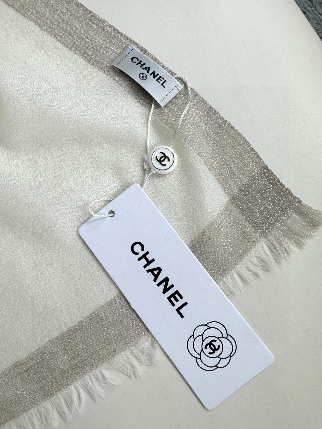   🎀香奈儿最新色系。
真的非常高端低调奢华，非常精致唯美的设计，如珍珠般典雅气质❤️来自女人们都会爱的