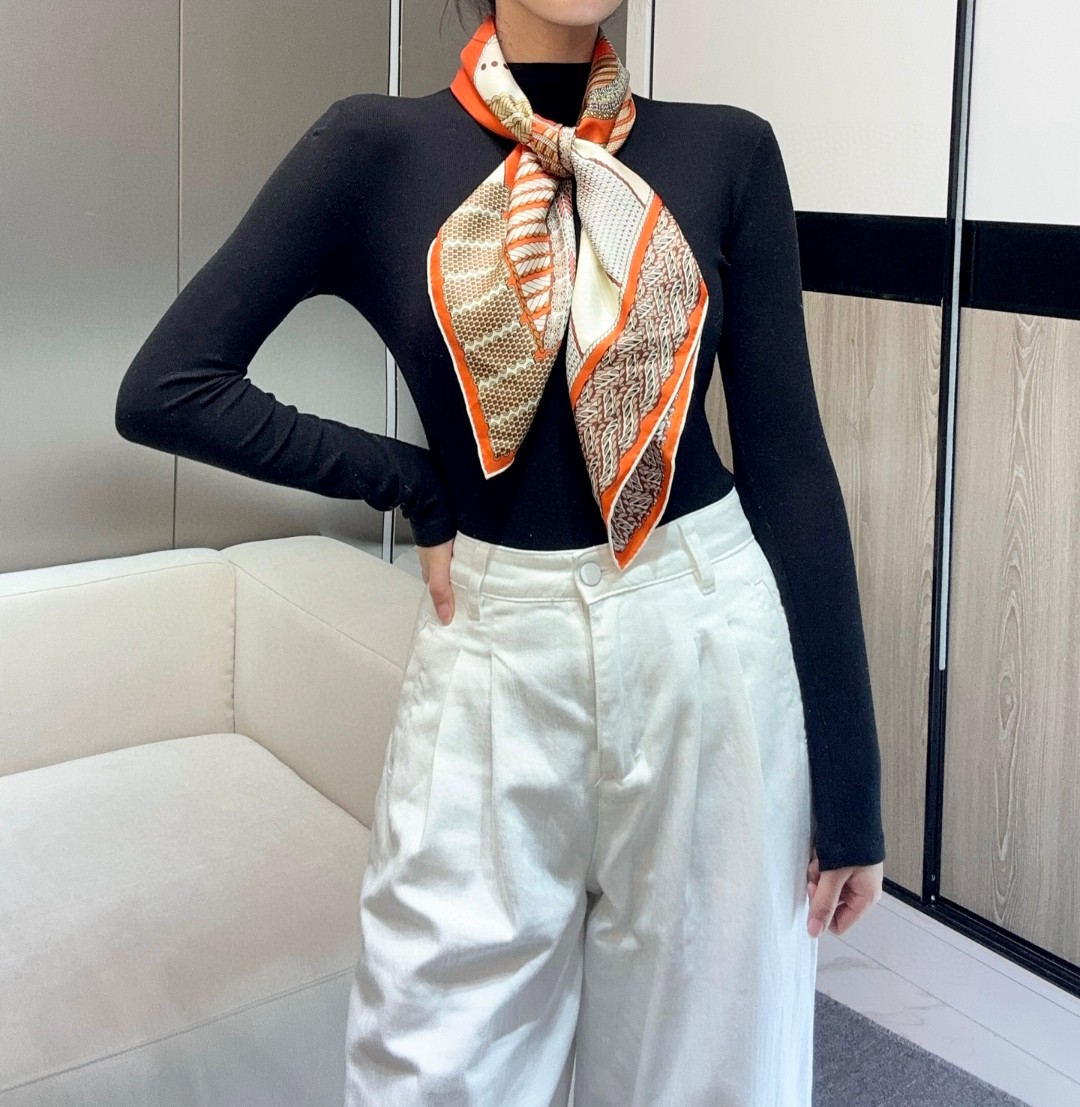  “编织演绎的盛装舞步”90丝巾_Hermes
手工卷边 100%桑蚕丝
这款披肩采用经典真丝面料，柔软