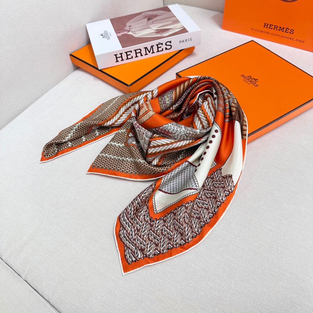  “编织演绎的盛装舞步”90丝巾_Hermes
手工卷边 100%桑蚕丝
这款披肩采用经典真丝面料，柔软