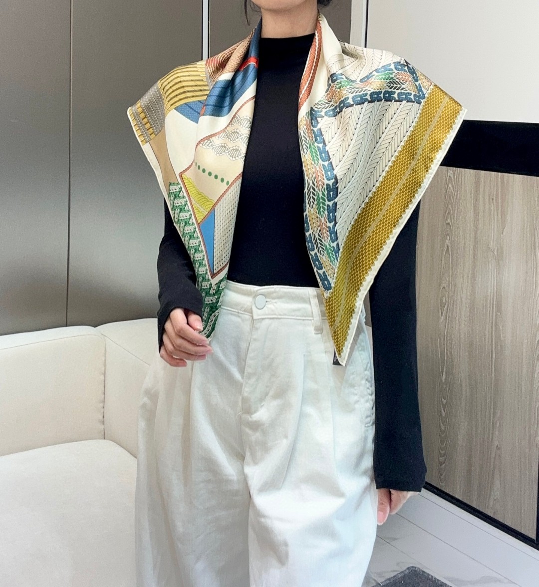  “编织演绎的盛装舞步”90丝巾_Hermes
手工卷边 100%桑蚕丝
这款披肩采用经典真丝面料，柔软
