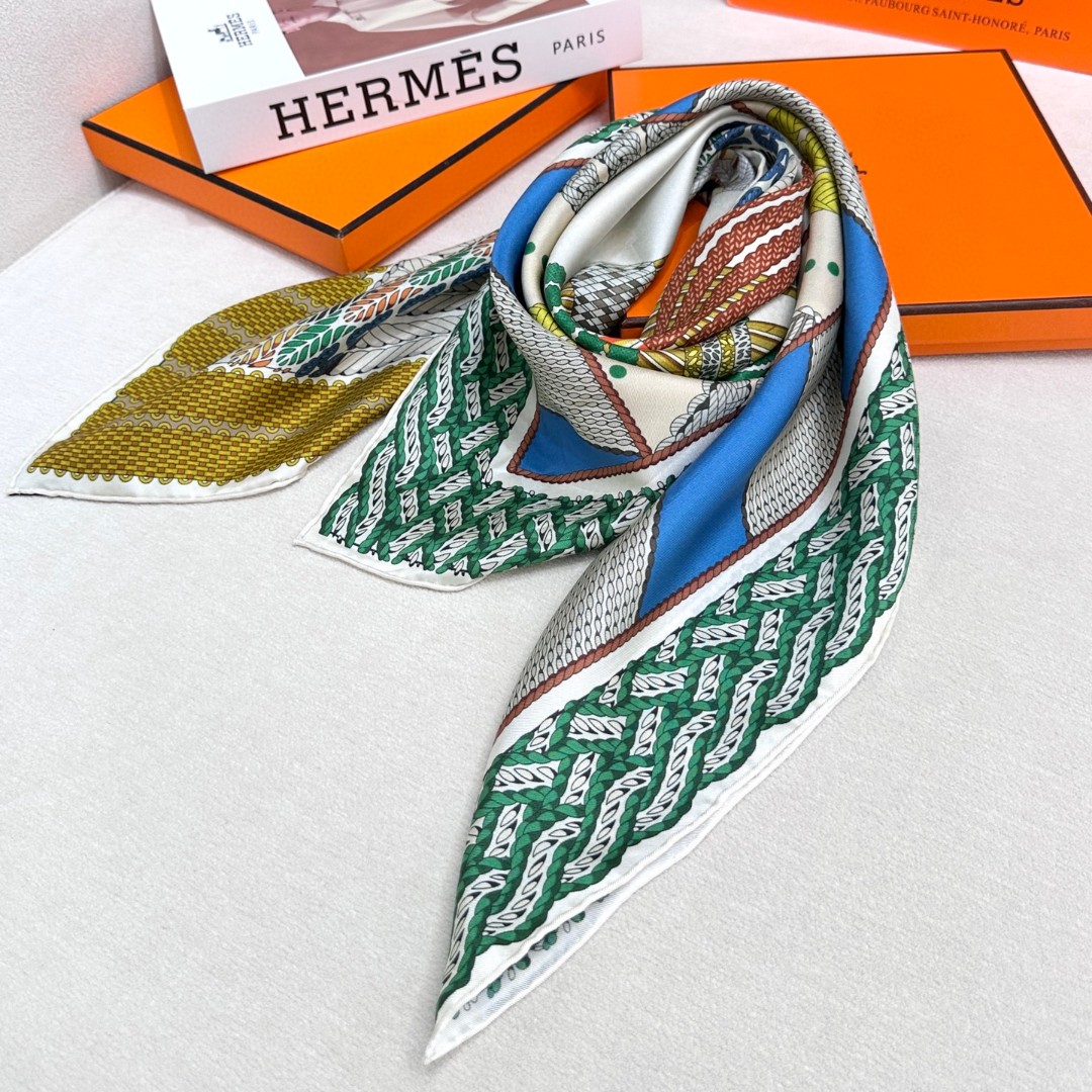  “编织演绎的盛装舞步”90丝巾_Hermes
手工卷边 100%桑蚕丝
这款披肩采用经典真丝面料，柔软