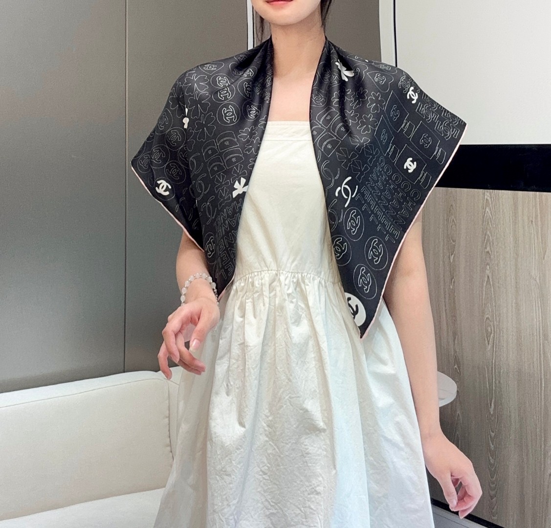
𝑪𝒉𝒂𝒏𝒆𝒍 • 黑色
Size：90x90cm 100%真丝 16mm原单克重
黑白简约配色实力诠释