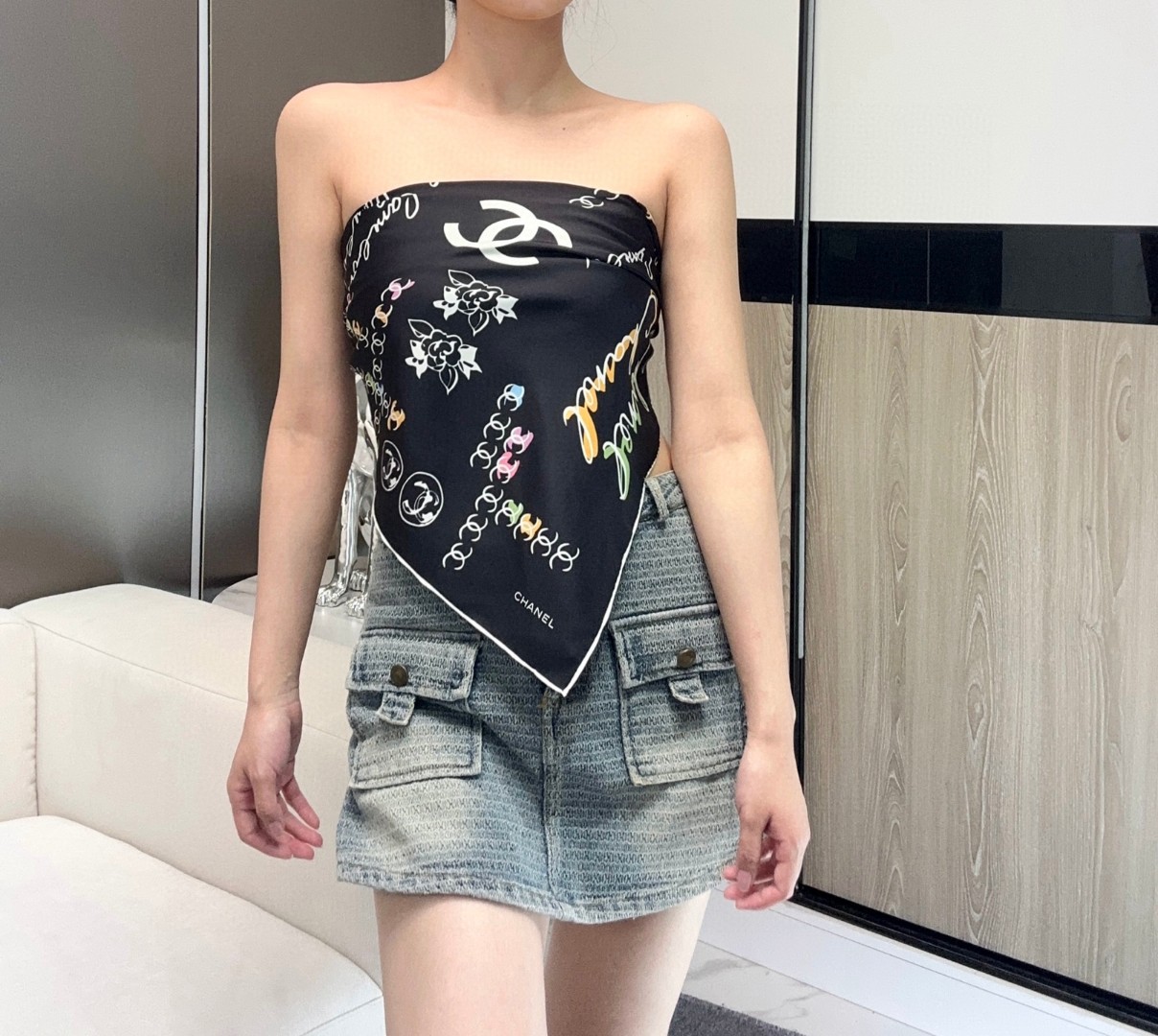 
𝑪𝒉𝒂𝒏𝒆𝒍 •《双C涂鸦配饰》白色
Size：90x90cm 100%真丝斜纹,18mm原单克重！精