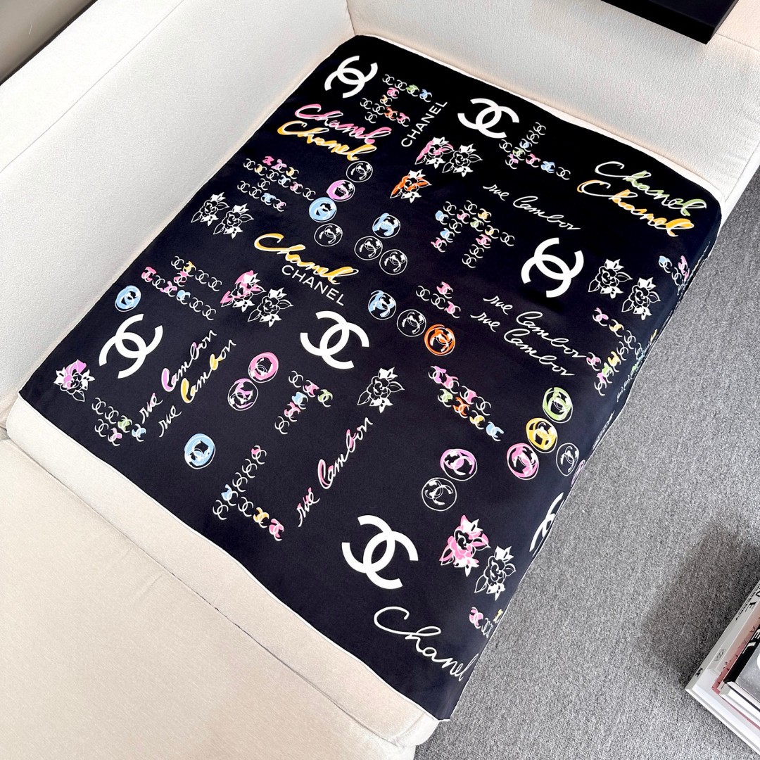 
𝑪𝒉𝒂𝒏𝒆𝒍 •《双C涂鸦配饰》白色
Size：90x90cm 100%真丝斜纹,18mm原单克重！精