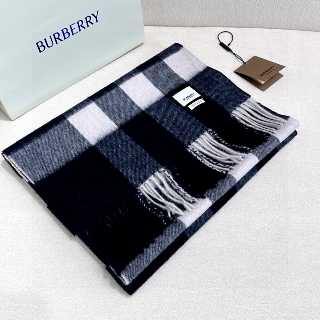 王牌口碑burberry深度经典羊绒格子围巾‼️专柜最新品相,目前专柜都换上了新标👍经典中的经典.全