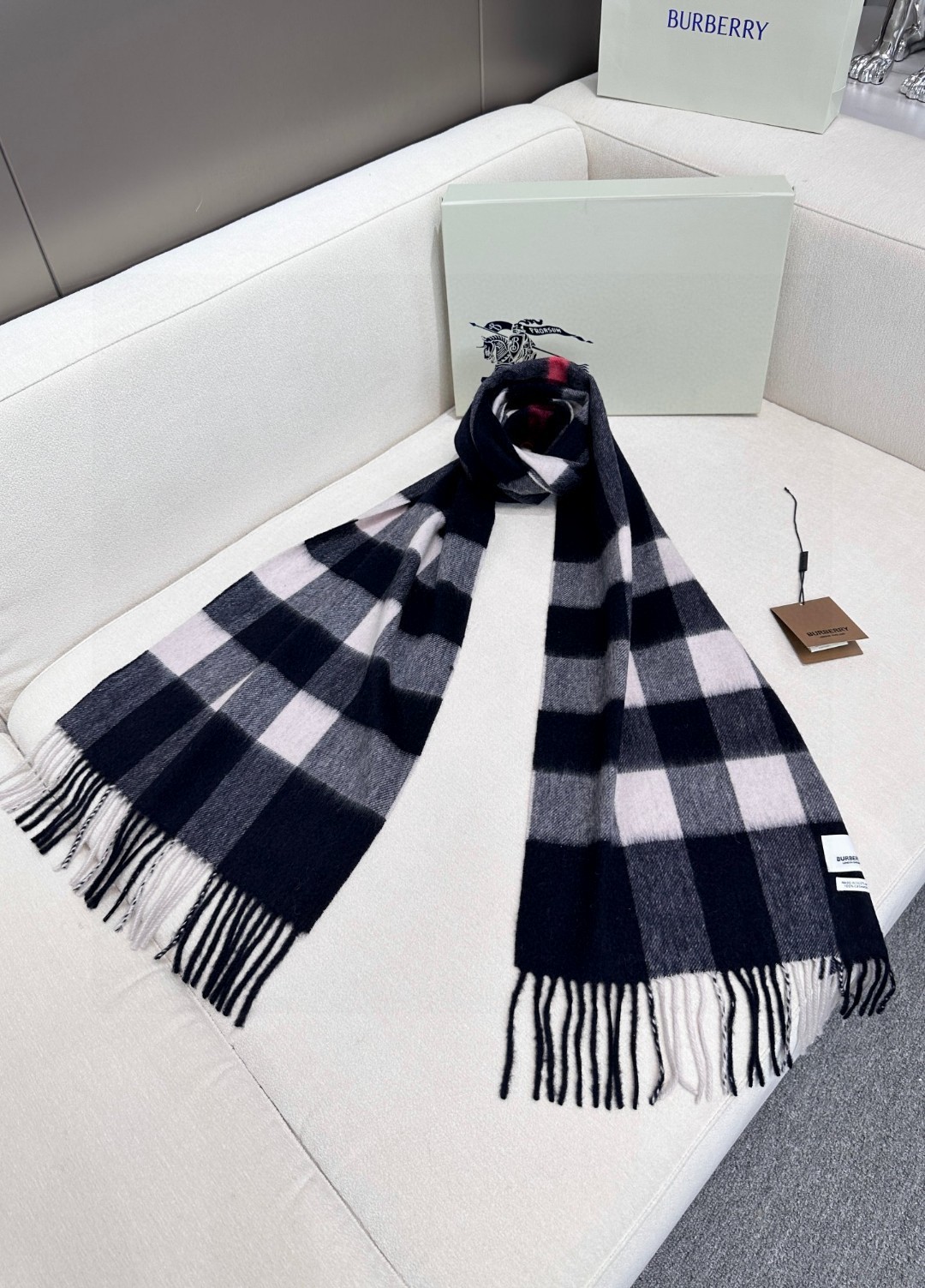 王牌口碑burberry深度经典羊绒格子围巾‼️专柜最新品相,目前专柜都换上了新标👍经典中的经典.全