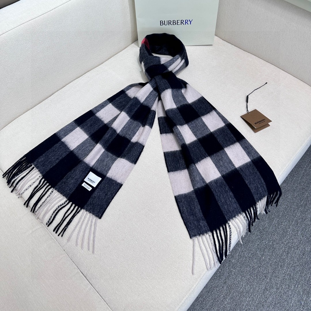王牌口碑burberry深度经典羊绒格子围巾‼️专柜最新品相,目前专柜都换上了新标👍经典中的经典.全