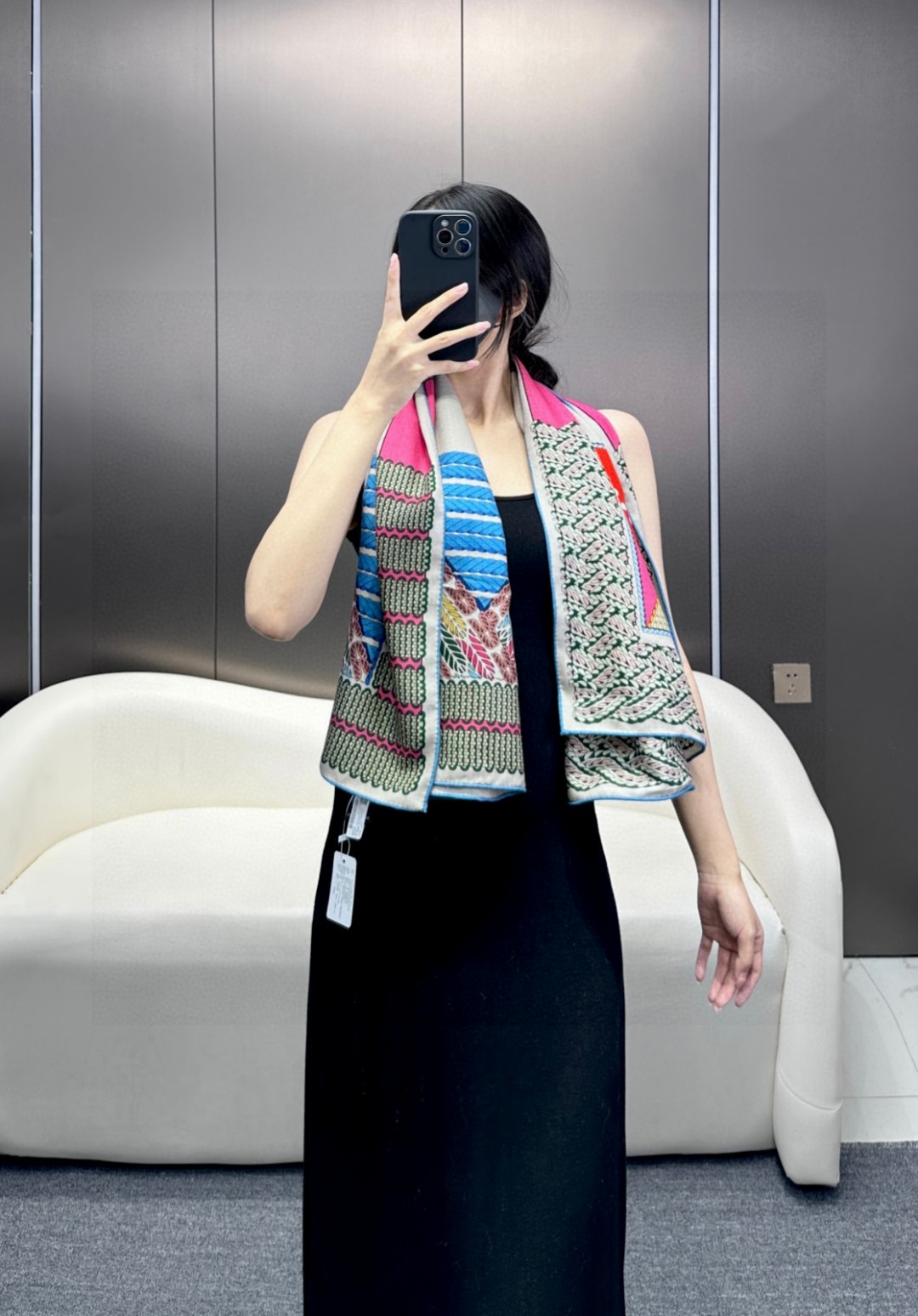 NO:189439,HERMES I Dressage Tressage Autumn and Winter Dressage Tressage | Dressage Designer Virginie Jamin Size 140x140cm Designer Virginie Jamin Size 140x140cm Designer Virginie Jamin Sneaked by a 18th century paper on equestrian published in Germany. She drew inspiration from a section in this work that depicts patterns depicting natural and artificial horse gaits on the ground, resulting in a decorative design, which is a free expression of equestrian knitting. This scarf uses an elegant and minimalist asymmetric structure that celebrates the decorative craftsmanship. Higher version scarf, high version scarf, hermes19860909HERMES I Dressage Tressage 秋冬 Dressage Tressage | 盛装舞步 设计师 Virginie Jamin 尺寸140x140厘米 设计师Virginie Jamin 浏览 Emile Hermes 图书馆的书架时,偶然发现了一本 18世纪在德国出版的关于马术的论文.她从这件作品中的一个板块中 汲取灵感,该板块描绘了自然和人工马步态在地面上描绘的图案,从而产生了一种装饰性设计,这是对马术编织曲目的自由表达.这款国巾采用优雅简约的不对称结构,颂扬装饰工艺.高版本围巾,高版本围巾,hermes,scarf