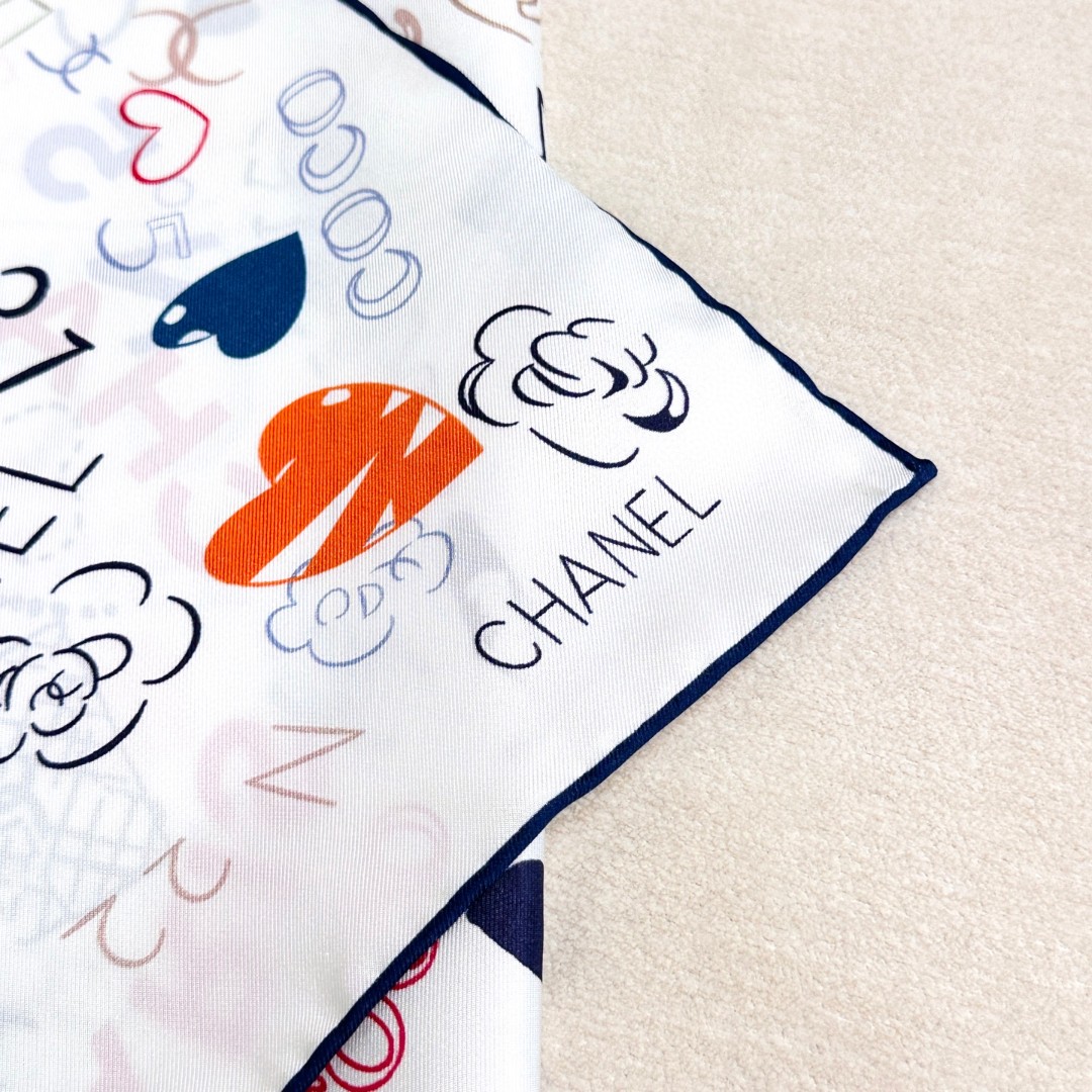 
撒狗粮系列！！Love,真情永在！
🖤一条印有chanel小姐的爱物与品牌的字母Logo交织图案巧妙搭