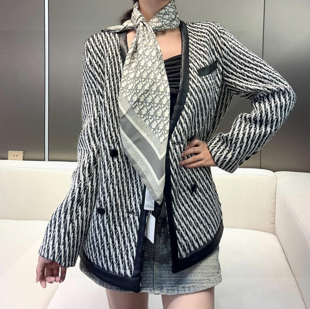 NO:189445,D's classic main style [D presbyopia double-sided 90] silk square scarf This Diortwin square scarf uses a two-color double-sided design, paying tribute to the iconic Obique print. It is carefully made of mulberry silk twill fabric, paired with handmade noodle trim, one side is gray and the other side is navy blue, and is decorated with the same color 