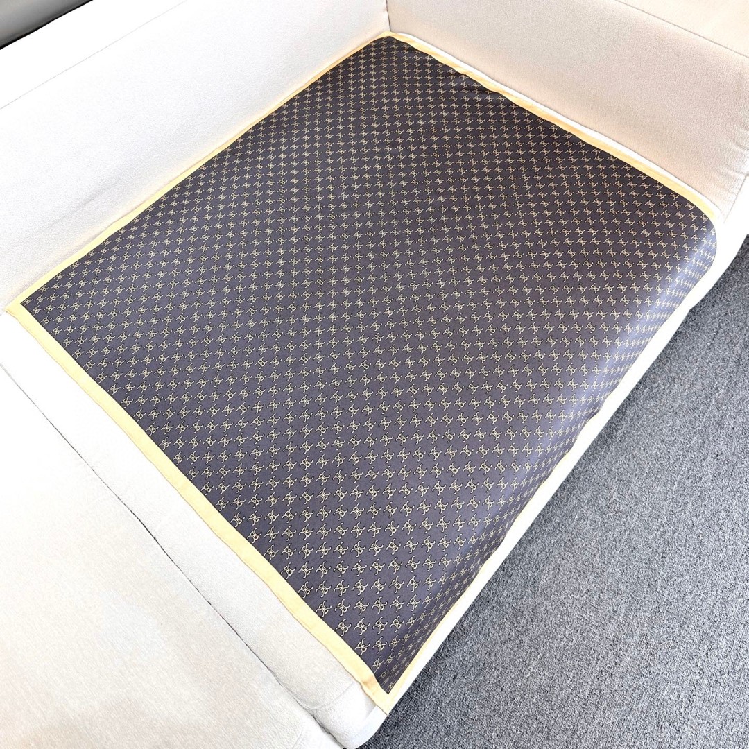 【▪真丝上新🆕……️ 惊艳！😘🔥披着围着都美的~让人过目不忘！！】Celine这款出来的效果真的，一秒美