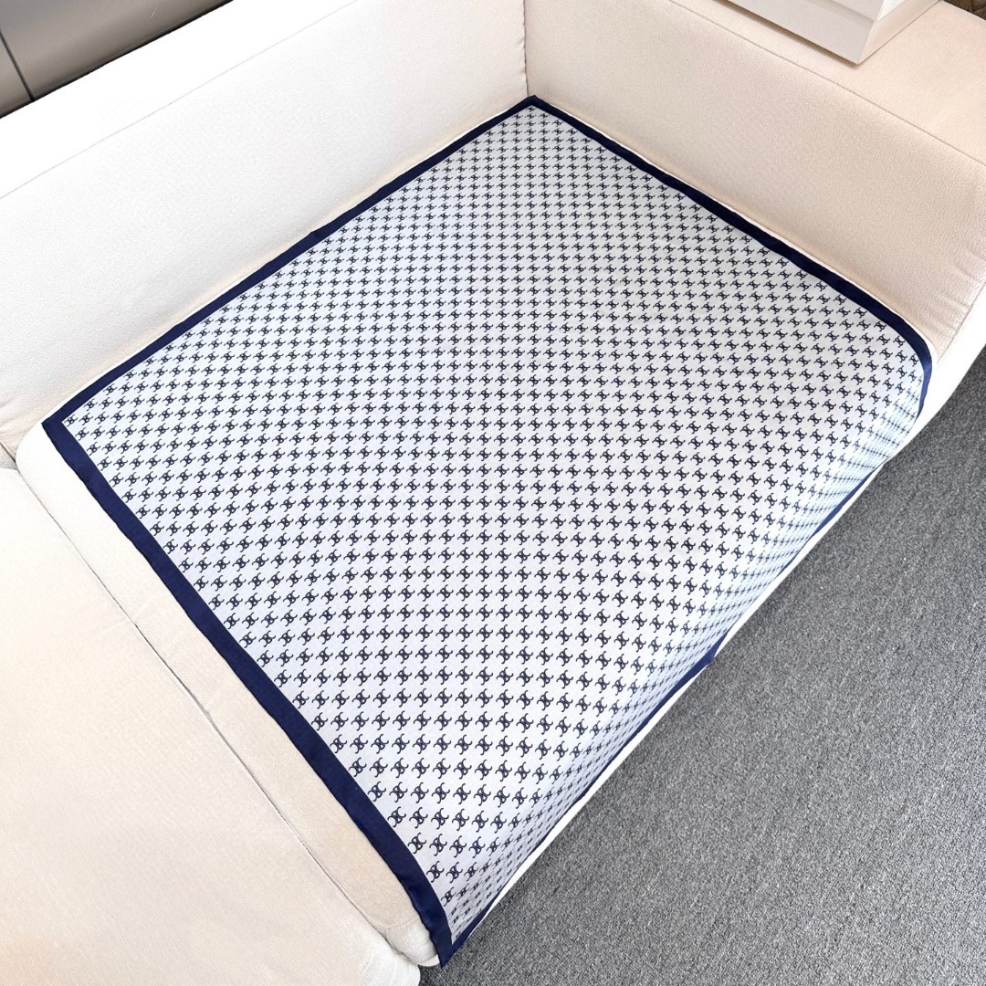 【▪真丝上新🆕……️ 惊艳！😘🔥披着围着都美的~让人过目不忘！！】Celine这款出来的效果真的，一秒美