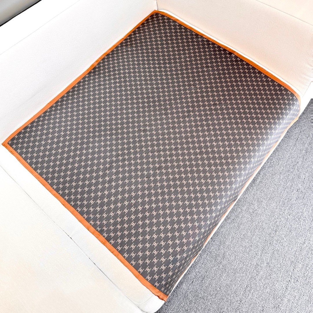 【▪真丝上新🆕……️ 惊艳！😘🔥披着围着都美的~让人过目不忘！！】Celine这款出来的效果真的，一秒美