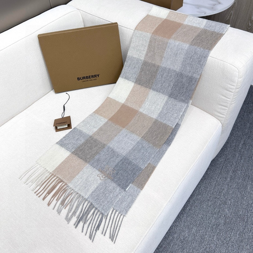 新款到！2024年巴宝利难得的高端男女同款款，非常正的围巾~面料大爱，非常柔软细腻舒服‼大气简约，超级好