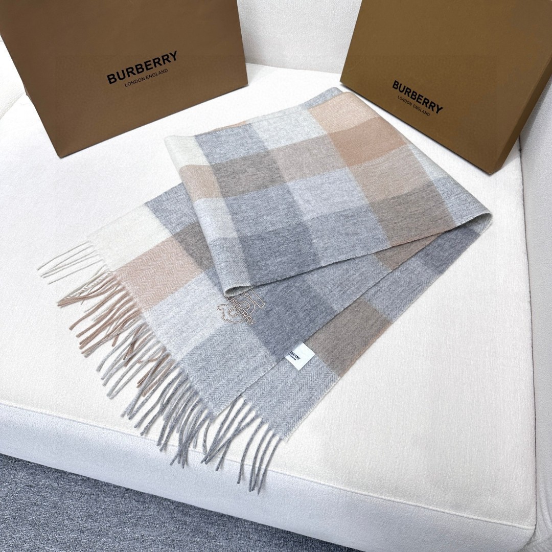 新款到！2024年巴宝利难得的高端男女同款款，非常正的围巾~面料大爱，非常柔软细腻舒服‼大气简约，超级好