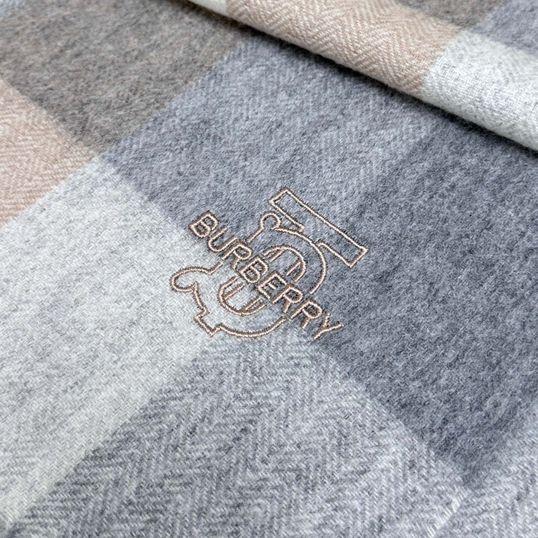 新款到！2024年巴宝利难得的高端男女同款款，非常正的围巾~面料大爱，非常柔软细腻舒服‼大气简约，超级好