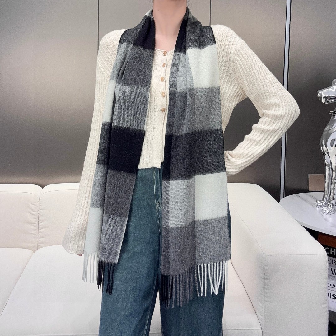 新款到！2024年巴宝利难得的高端男女同款款，非常正的围巾~面料大爱，非常柔软细腻舒服‼大气简约，超级好