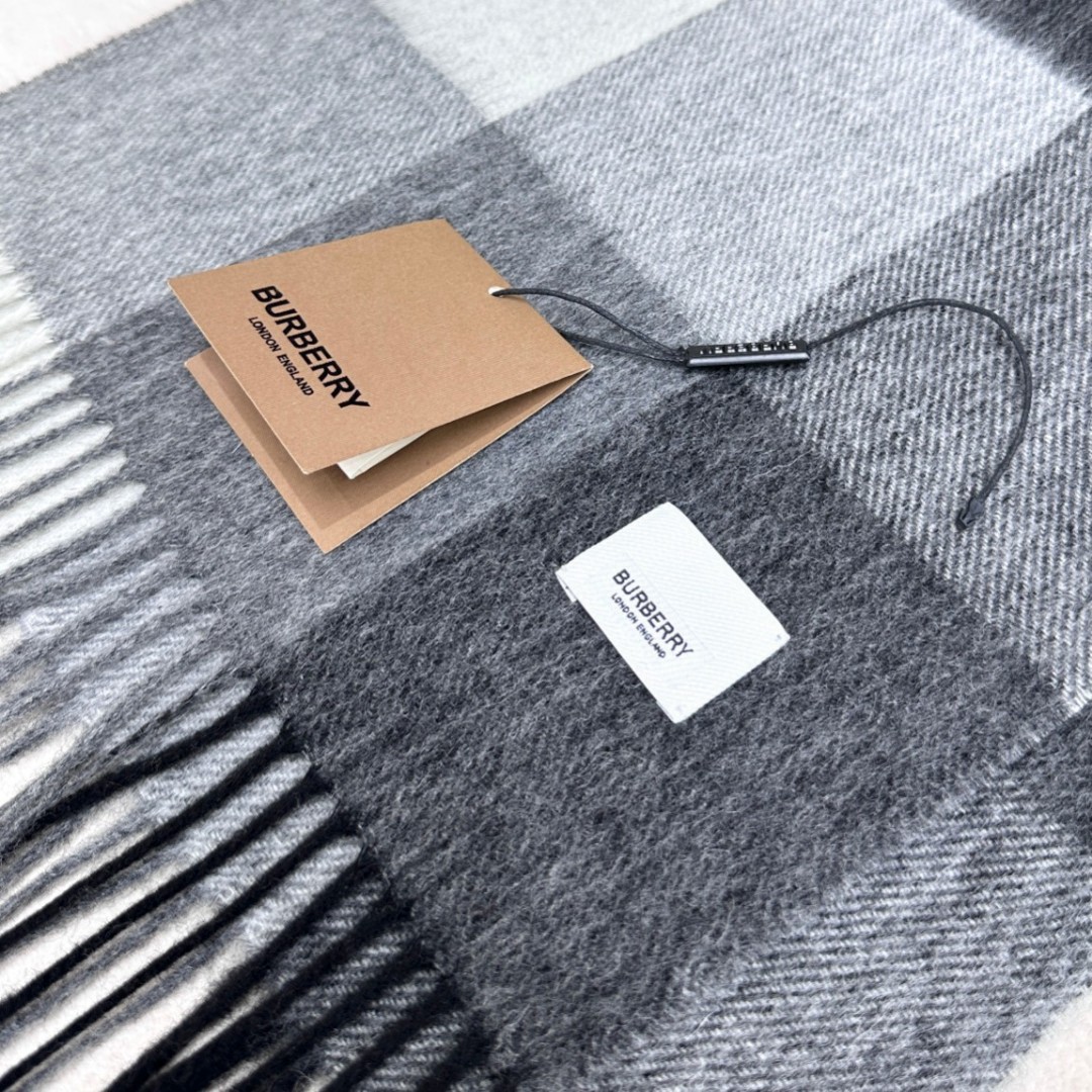 新款到！2024年巴宝利难得的高端男女同款款，非常正的围巾~面料大爱，非常柔软细腻舒服‼大气简约，超级好