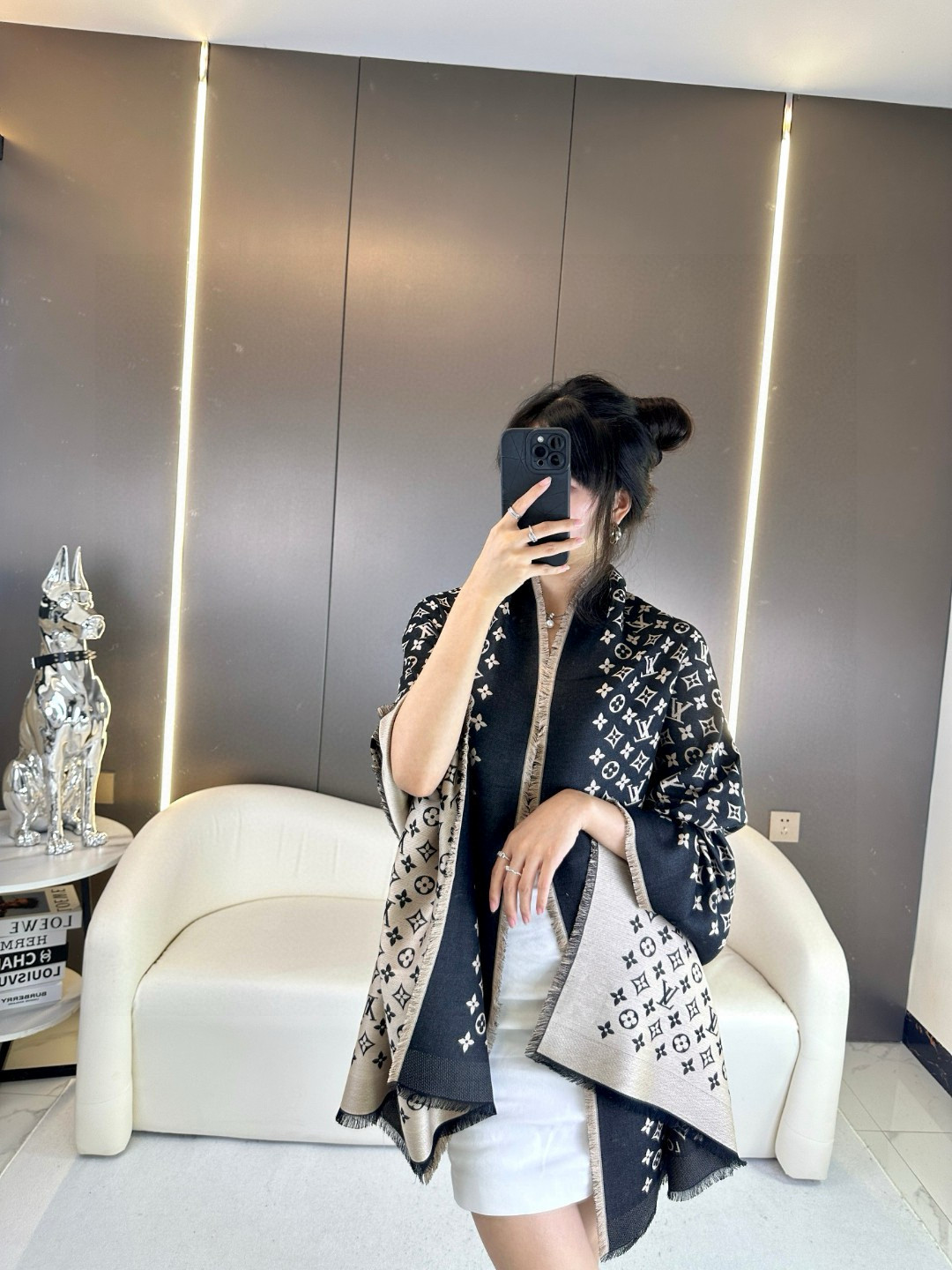 NO:189448,Classic presbyterian long scarf~ It is also a good product that improves temperament and taste. It has been very good reviews since its launch, and it is a must-have for all seasons!  !  Really invincible and practical!  !  The limited edition of the rare silk scarf counter, the lock edges are all special design, the fabric feels really good, with a little thickness and is very soft and skin-friendly, the yarn is very watery and shiny!  The silk and wool blend, the Lv letters are very tight and neat, so I took them to the counter to stumble~~ The special thing about this model is that the style is the most classic and pleasing Monogram jacquard long scarf of Lv, but the long scarf is designed. Moreover, both the front and the back are very beautiful, but there is actually no distinction between the front and the opposite. It can be completely surrounded by two lines. Classic and luxurious!  70*200 size 70 wool 30 silk scarf high version scarf, high version scarf, louis vuitton, real silk19860909经典老花长巾~也是提升气质和品味的好单品开售以来评价都非常好,四季必备！！真的无敌实用！！Lv难得的丝毛长巾专柜的限量版,锁边都是特别的设计面料手感真的很好,带点厚度又非常柔软亲肤,纱线很有水头很有光泽感！真丝和羊毛混纺,Lv字母非常紧密工整,直接带着去专柜浪~~此款的特别之处就在于款式是Lv最经典最耐看的Monogram提花长巾,但是长巾设计.而且正反两个色都非常漂亮,其实根本就没有正反之分,完全是可以当两条围的.经典奢华！70*200尺寸70羊毛30真丝长巾高版本围巾,高版本围巾,louis vuitton,real silk,scarf