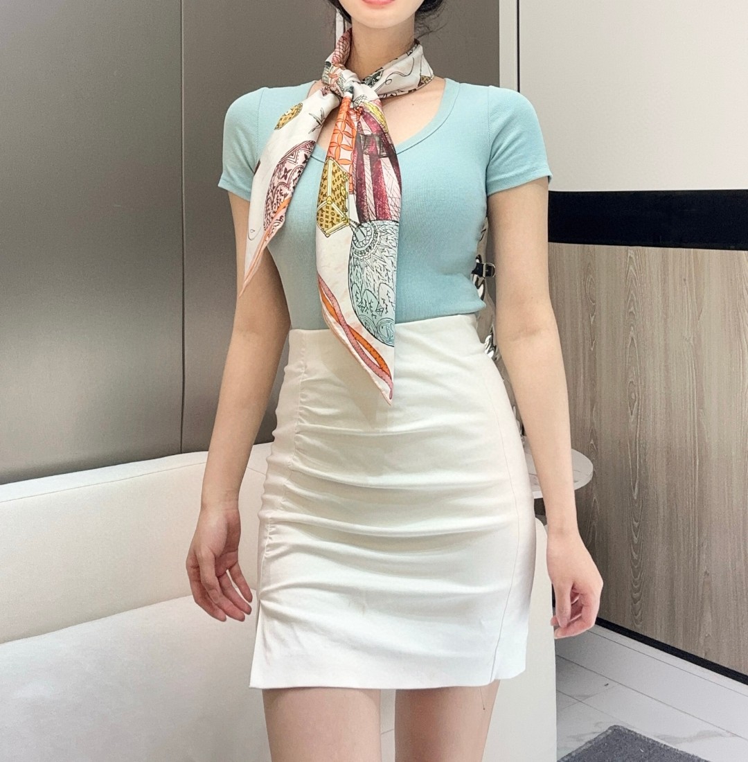   真心赞‼️【L热气球印花90】本款 UP and Away 方巾讲述品牌悠久旅行历史。以印花工艺打造