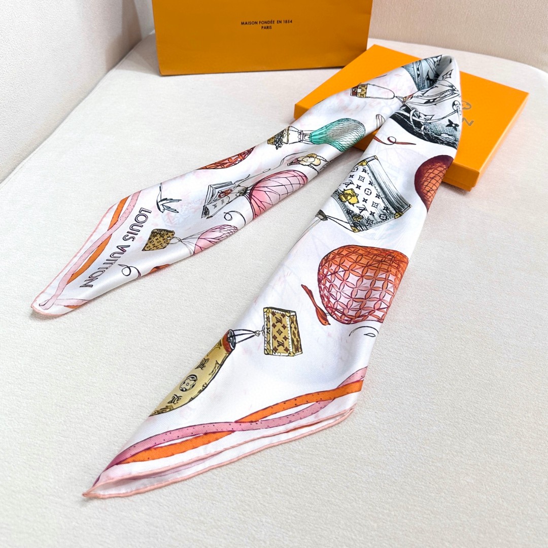   真心赞‼️【L热气球印花90】本款 UP and Away 方巾讲述品牌悠久旅行历史。以印花工艺打造