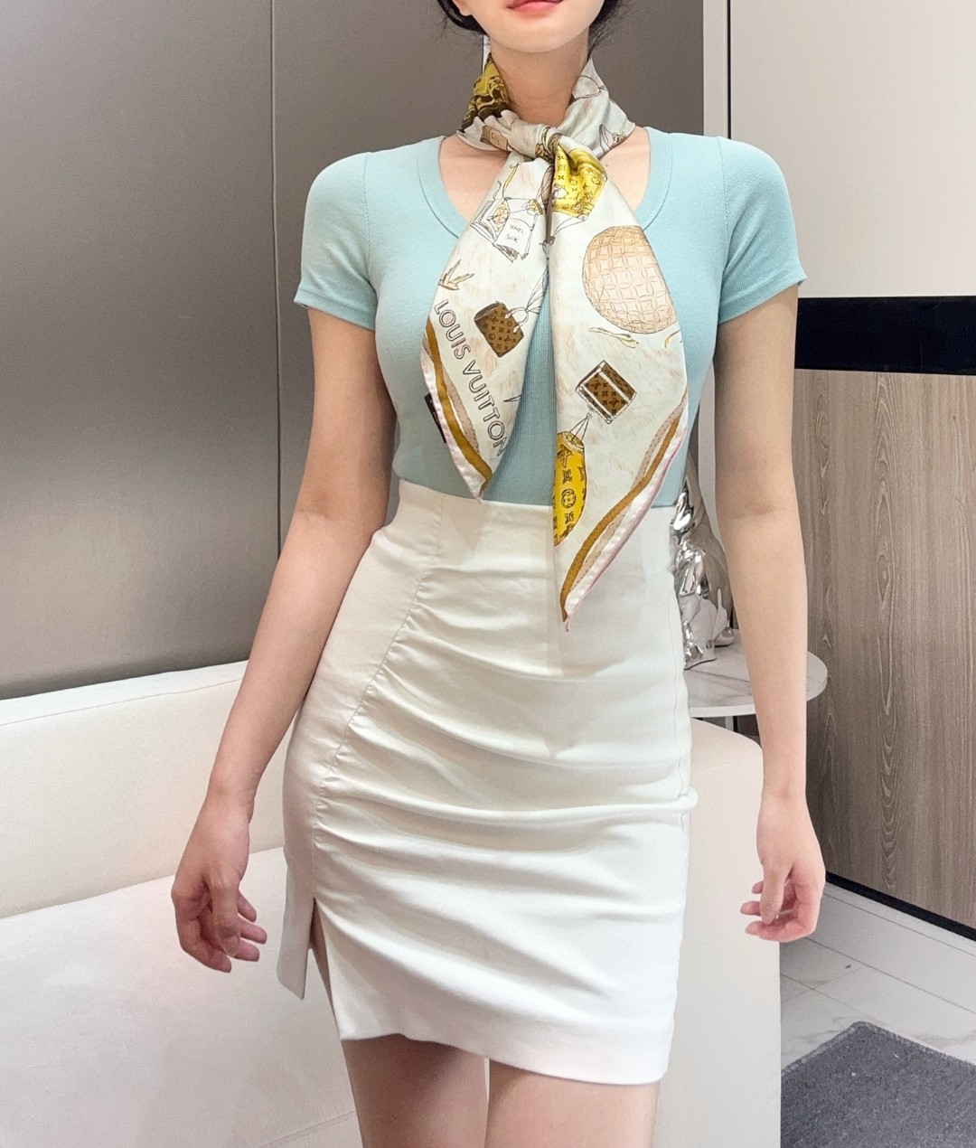   真心赞‼️【L热气球印花90】本款 UP and Away 方巾讲述品牌悠久旅行历史。以印花工艺打造